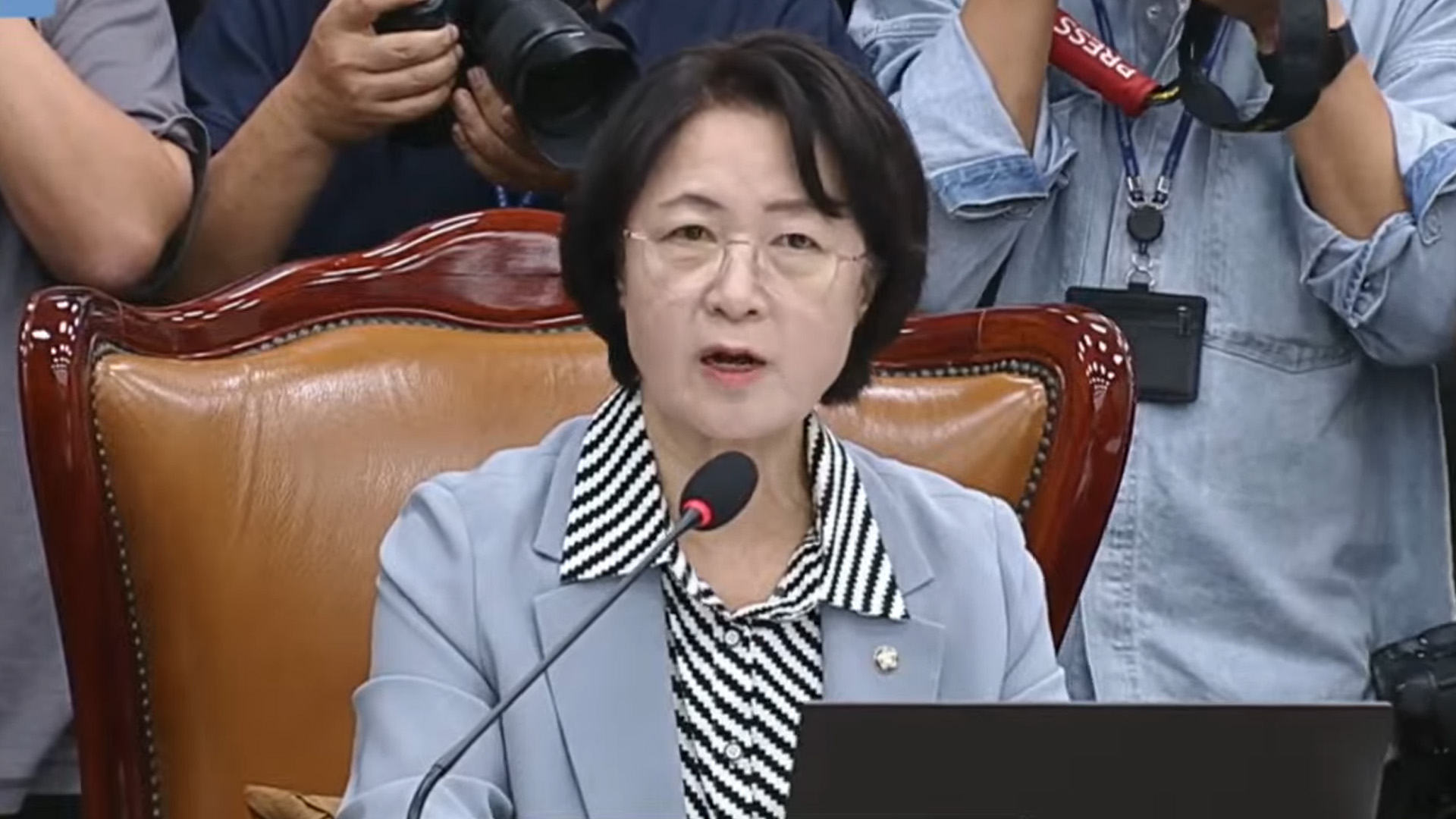 추미애 “관례 내세워 책임 회피 말라”.. 조희대 면전에 두고 직격