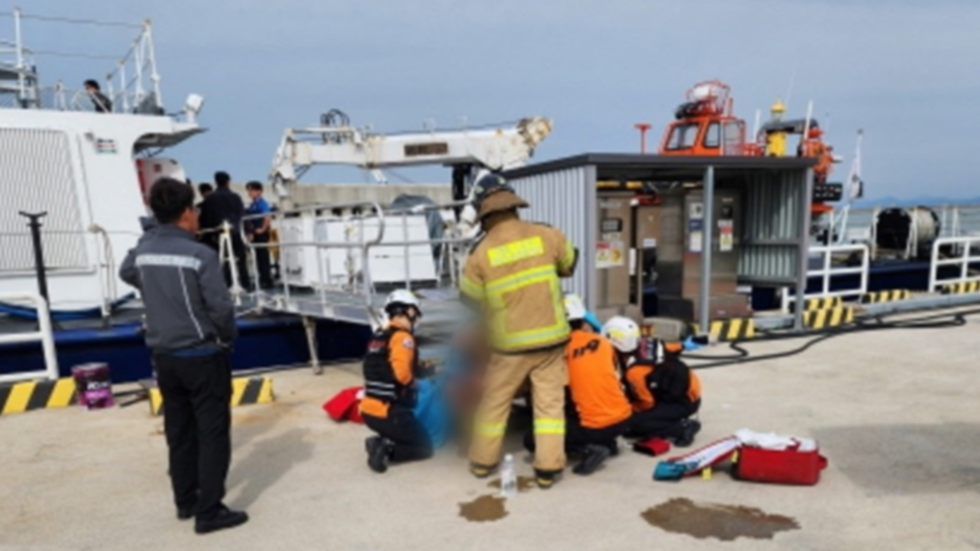 군산항 정박 선박에서 폭발.. 작업자 2명 전신 화상