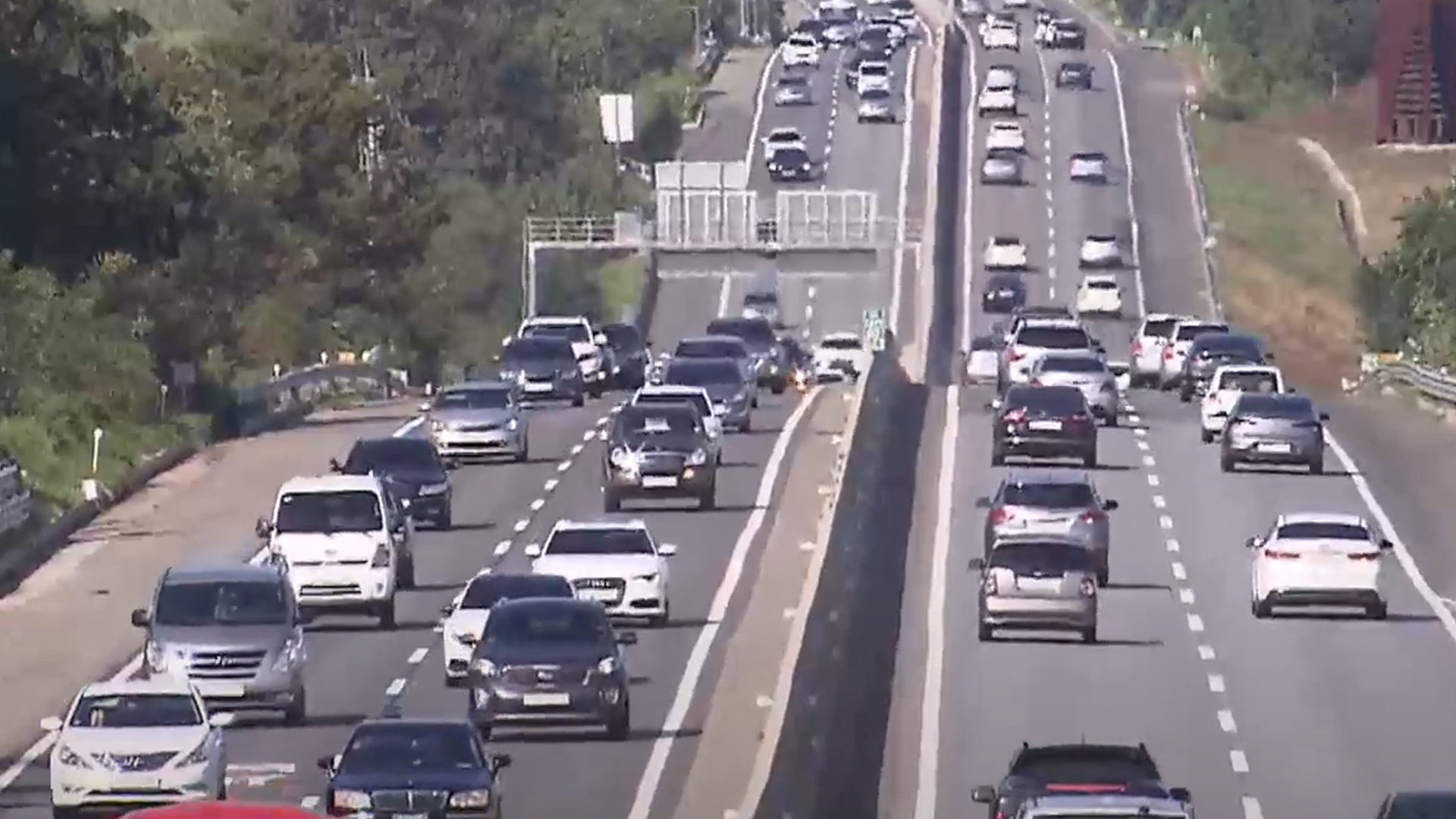 한가위 귀성·귀경 행렬 몰려.. 전주→서울 3시간 50분