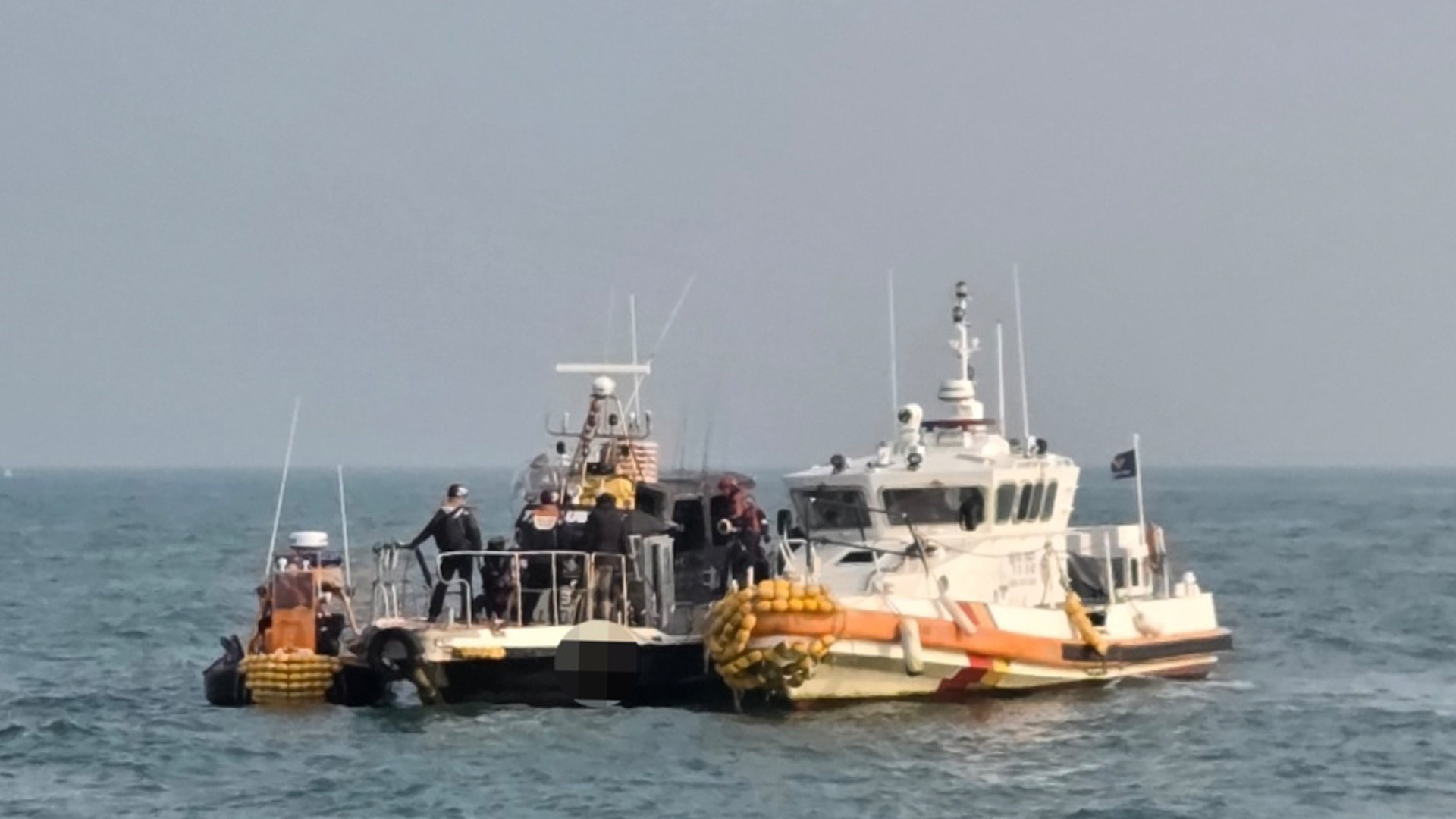 부안 왕등도 인근 낚시 어선 침수.. 승객 등 10명 구조