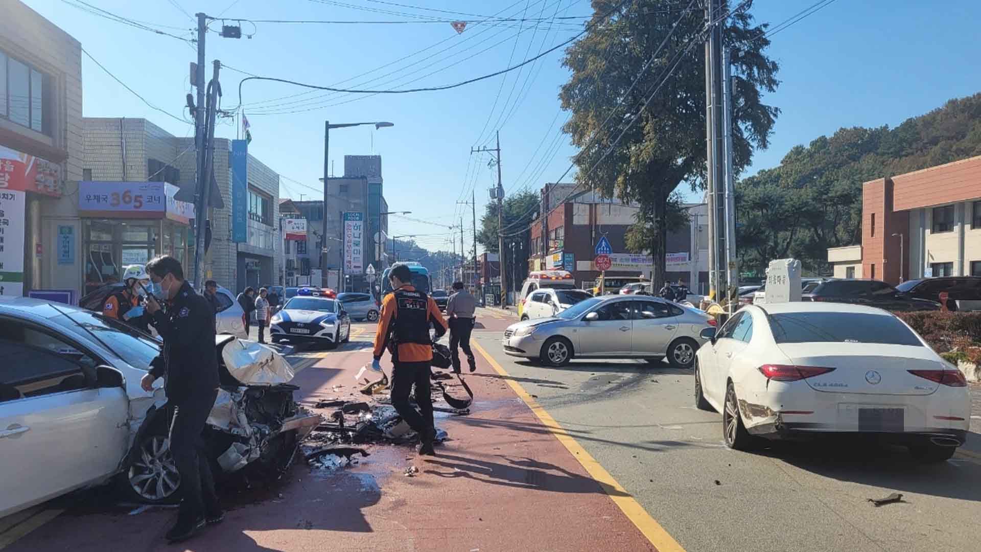 완주 도로에서 차량 4대 추돌.. 3명 사상