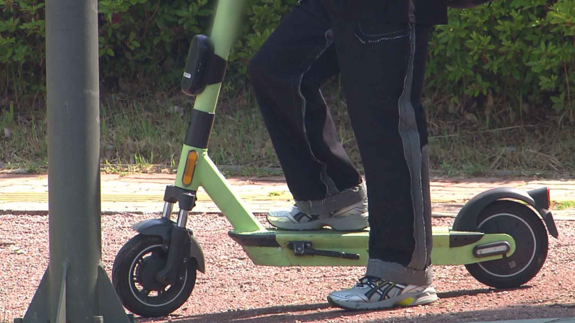 급증하는 청소년·무면허 전동킥보드 사고..단속 실효성 높여야