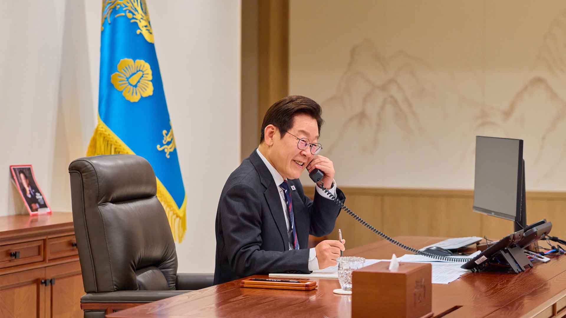 이 대통령, '긍정 평가' 56.7%.. 민주 46.5%·국힘 34.8%