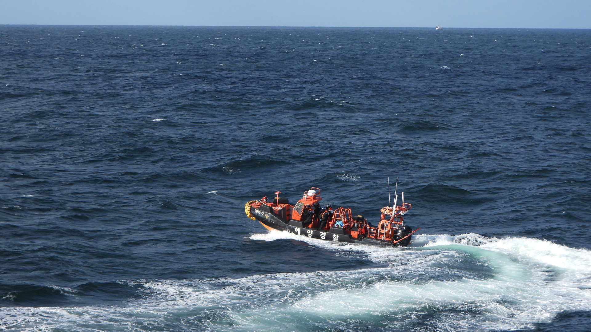 군산 어청도 인근 중국 선박 전복.. 11명 중 9명 실종