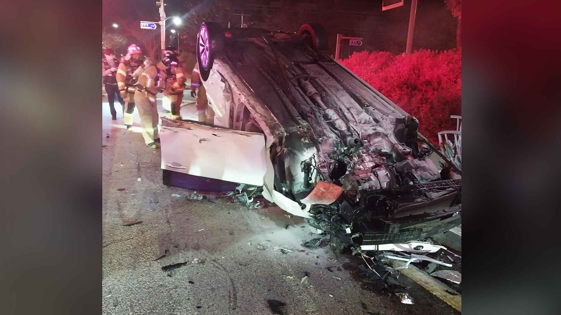 새벽 도심에서 차량 전복·화재.. 사라진 운전자 추적 중
