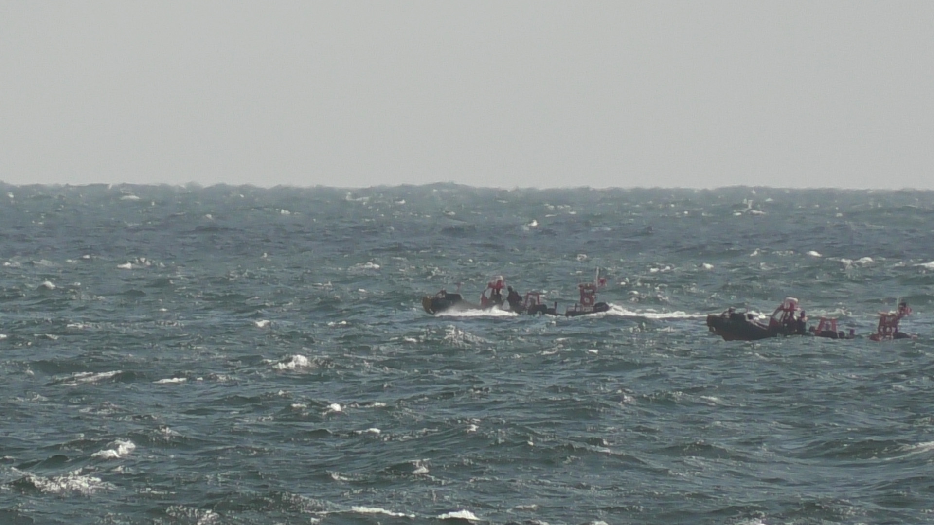 군산 어청도 인근 중국어선 1척 전복.. 11명 중 2명 구조