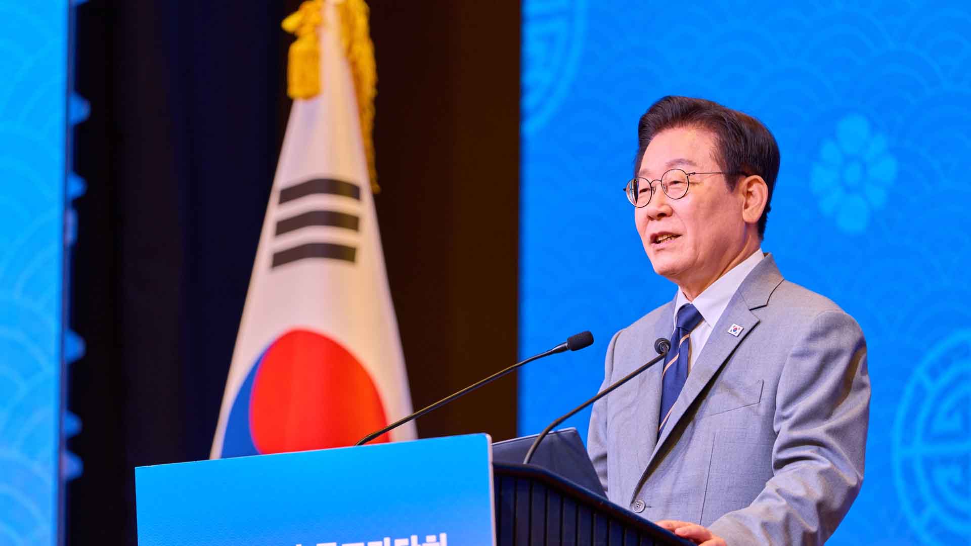 이 대통령, '잘한다' 60%.. 민주 42%·국힘 24%