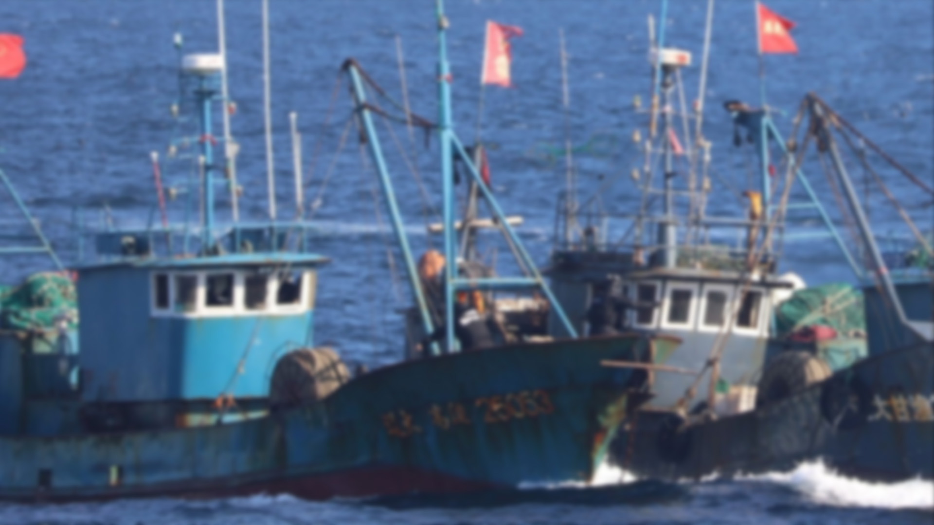 꽃게철 중국 어선 떼로 몰려와.. 411척 퇴거조치