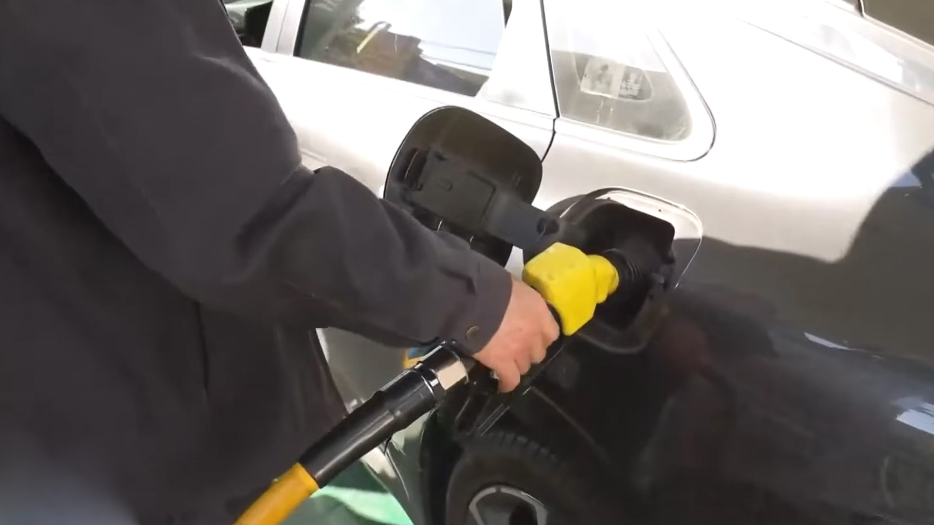 '자동차 연료 가격' 연중 최고치 찍은 뒤 하락 추세