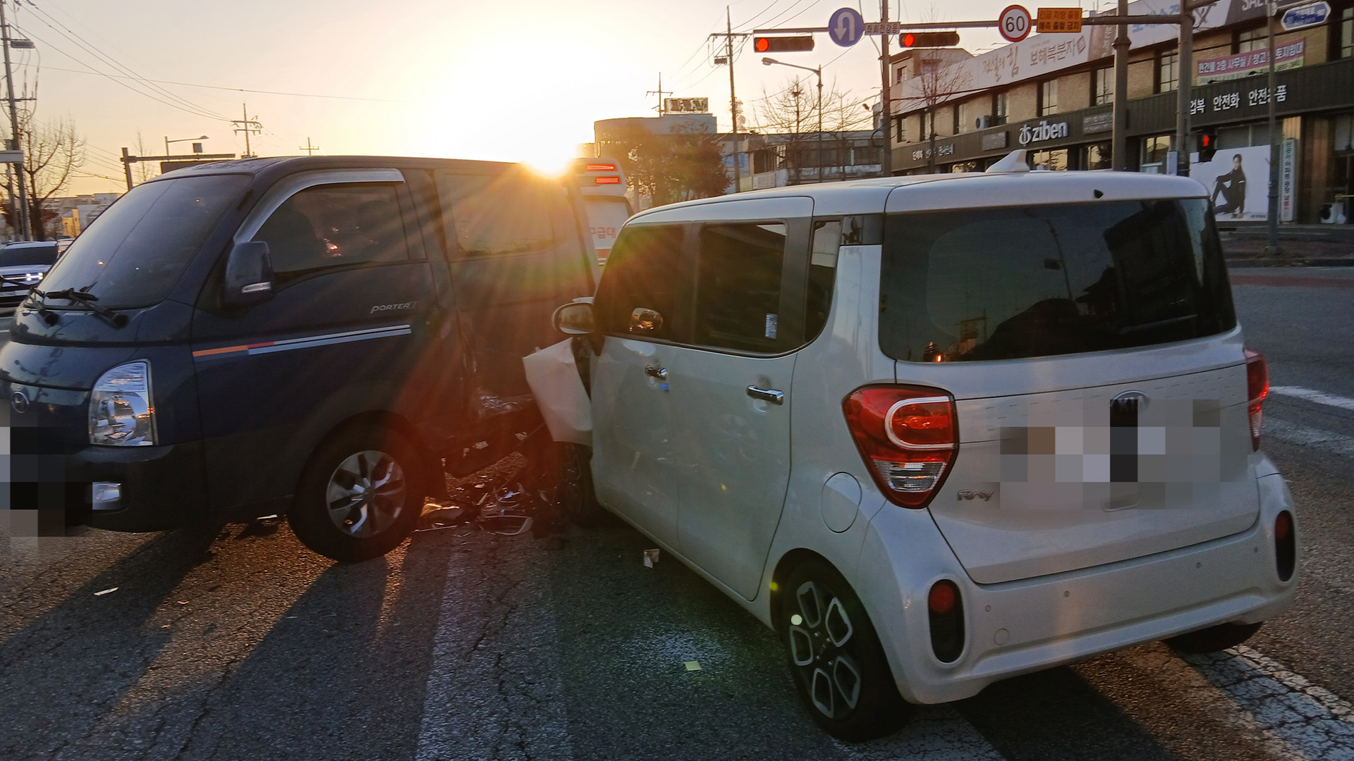 교차로에서 승용차·트럭 충돌.. 50대 운전자 숨져
