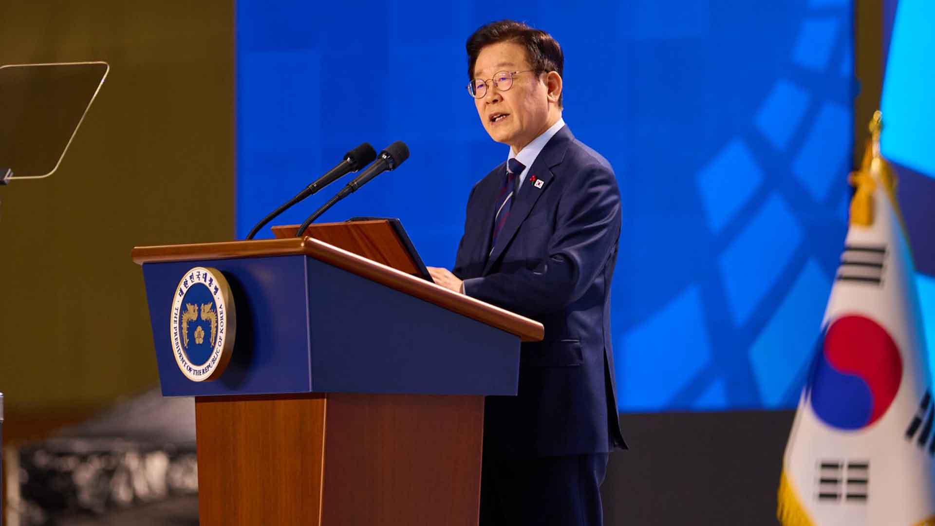 이 대통령 “북진 저지하는 게 북한의 현실.. 남한 핵무장 필요 없어”