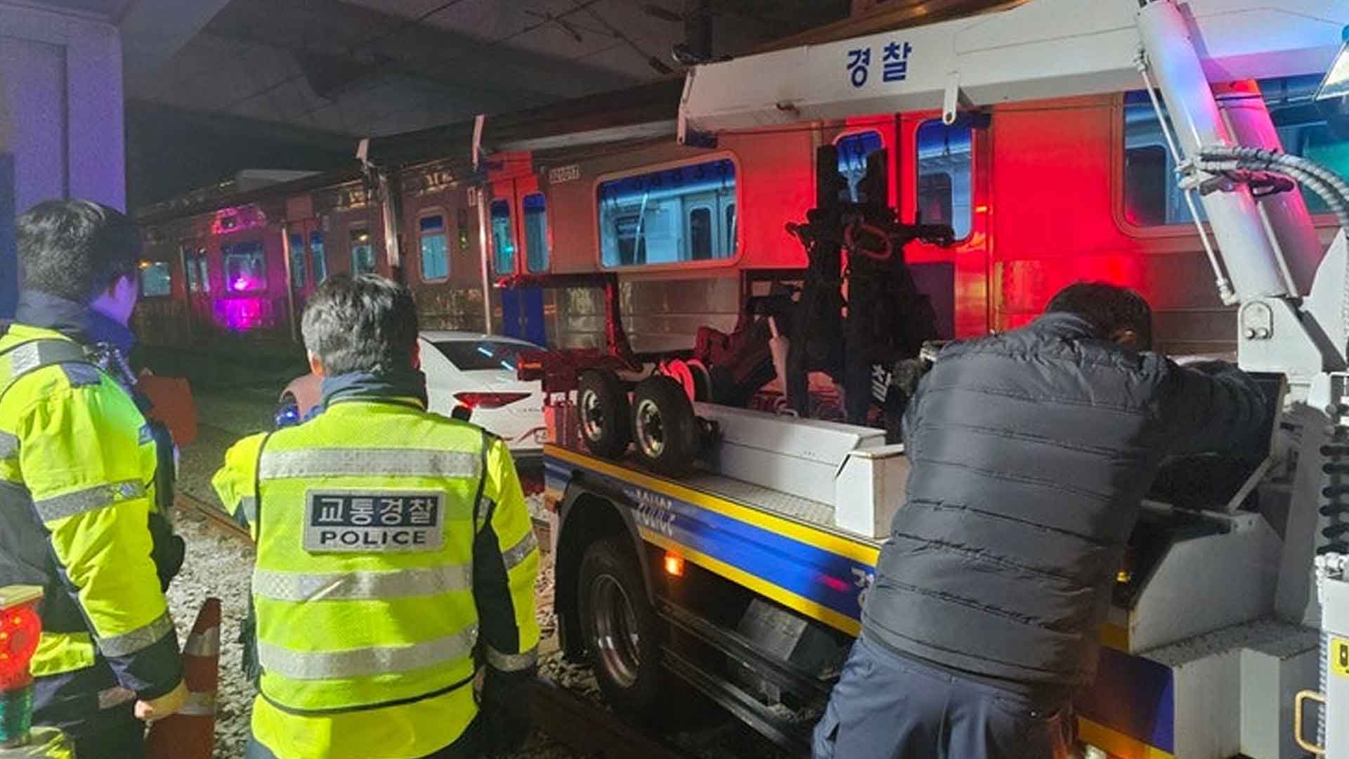 음주 상태로 선로 무단 진입해 열차와 '쾅'.. 운전자 입건