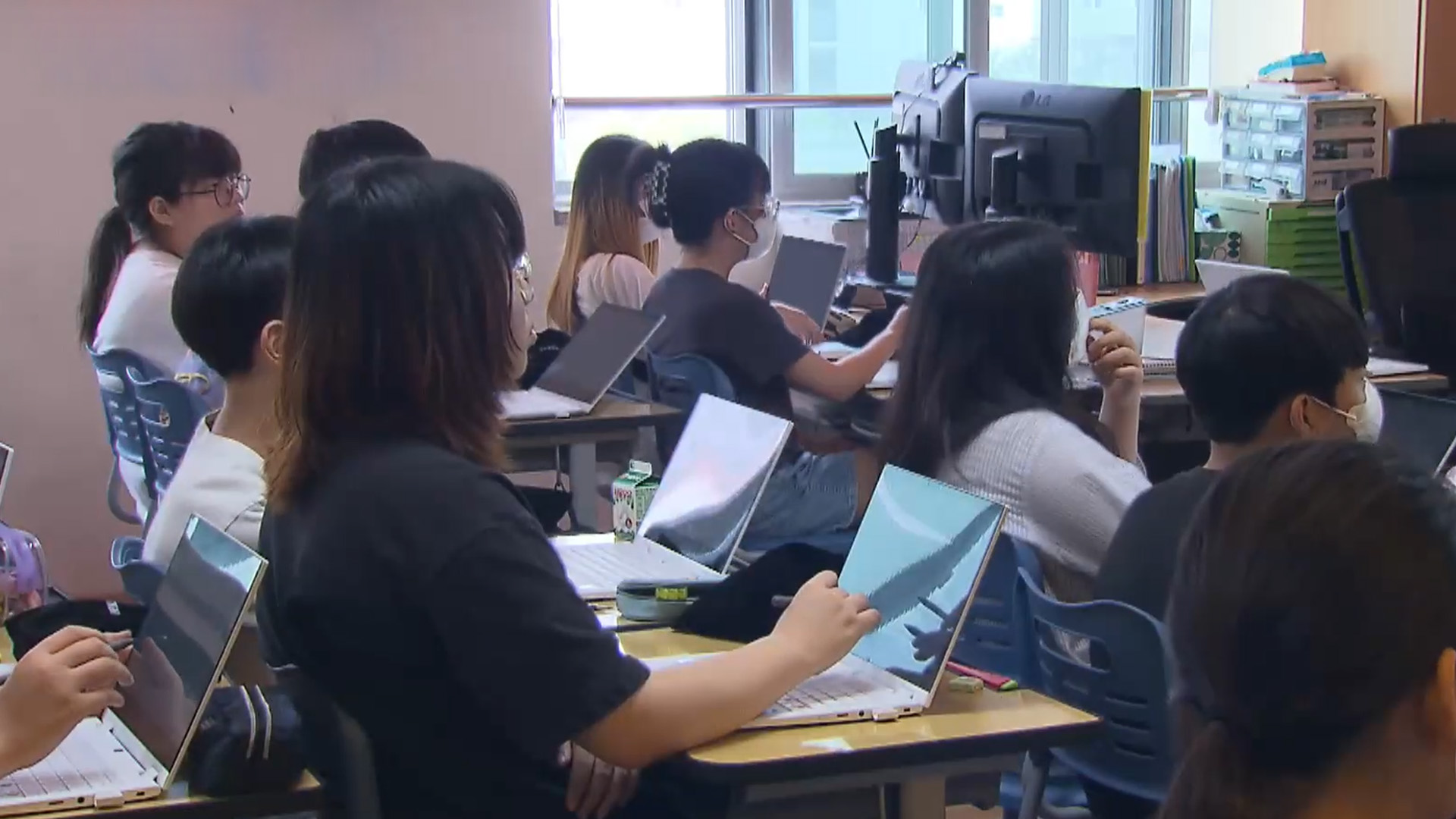 졸업생 스마트기기 4만여 대 회수.. 수리 후 재보급