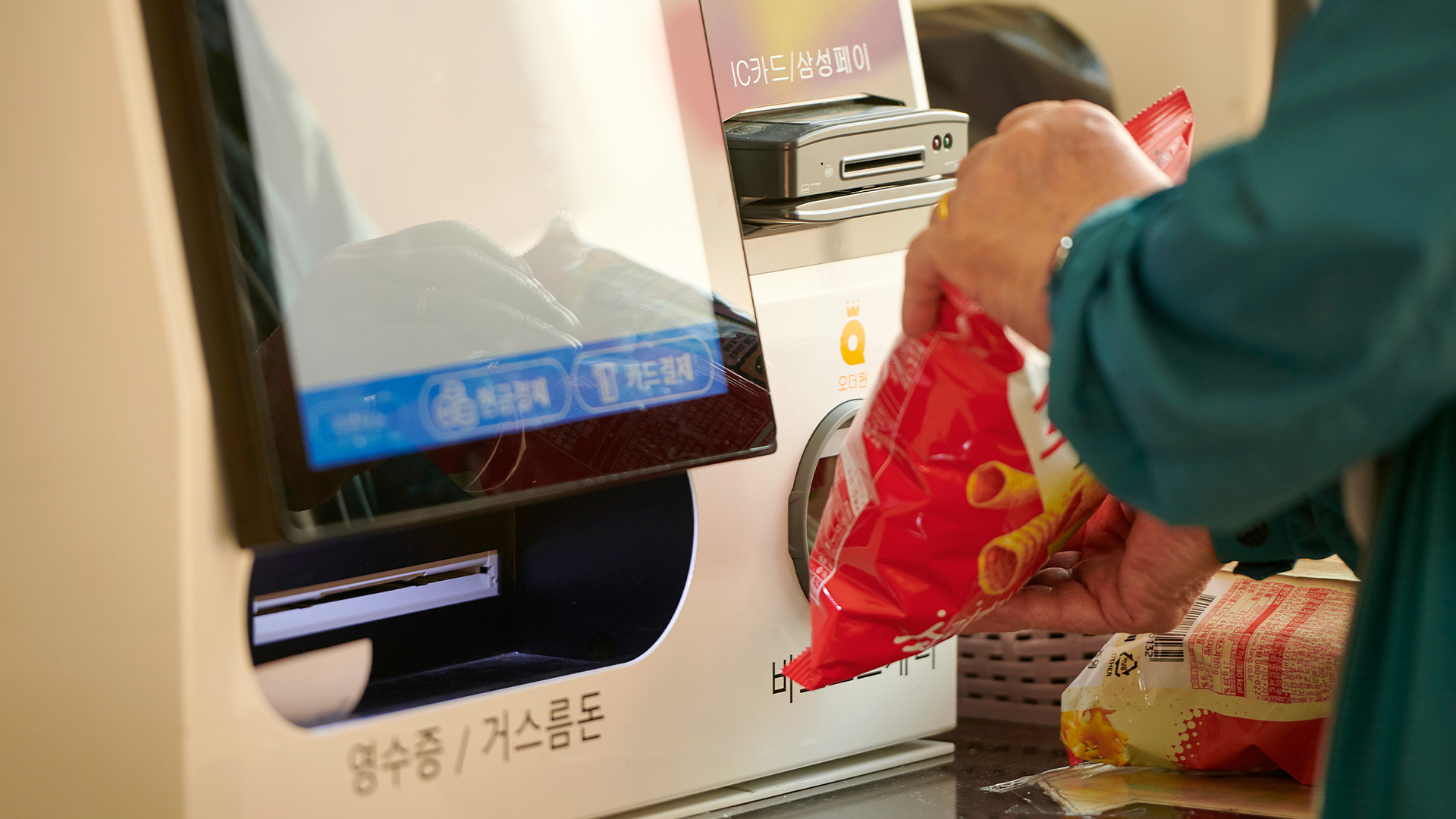 과자 한 개 결제 깜빡한 10대.. 헌재, 기소유예 처분 취소