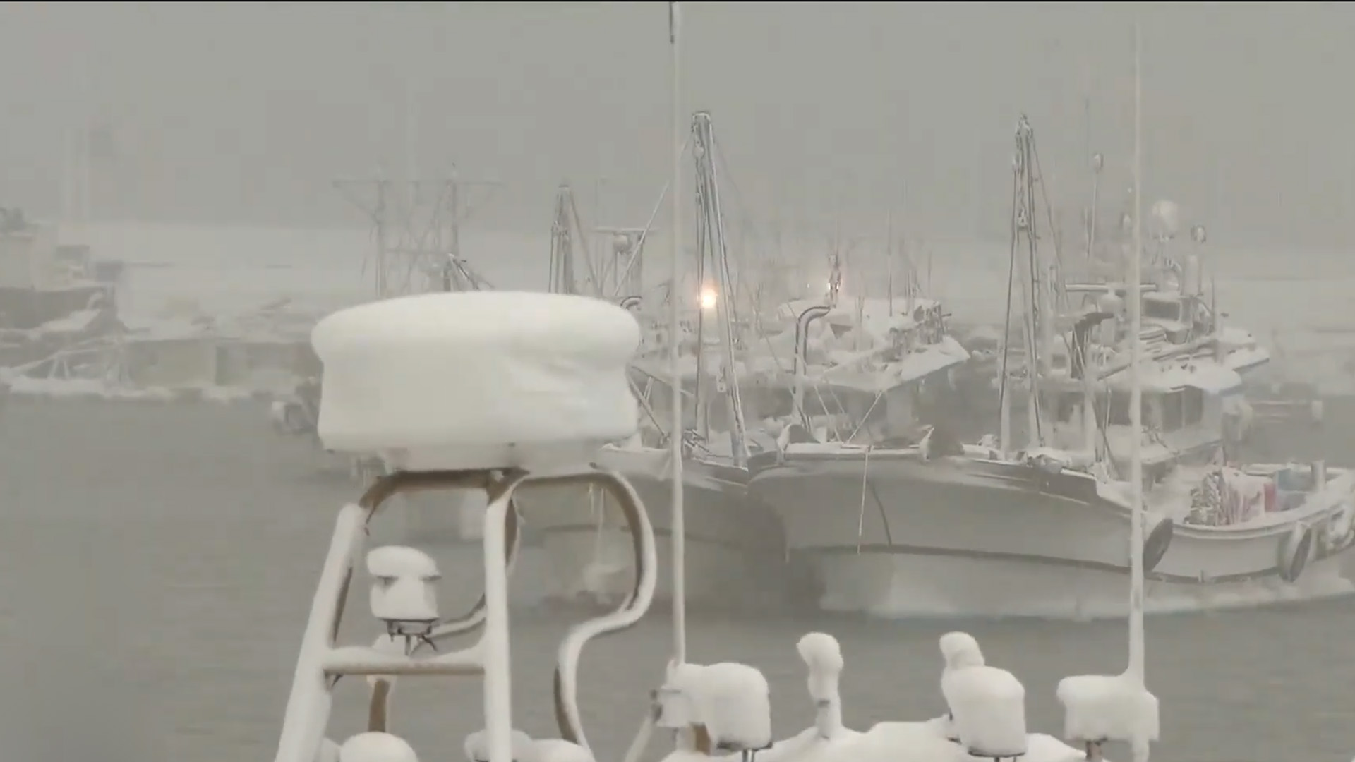 서해안 늦은 오후까지 눈.. 종일 영하권 한파