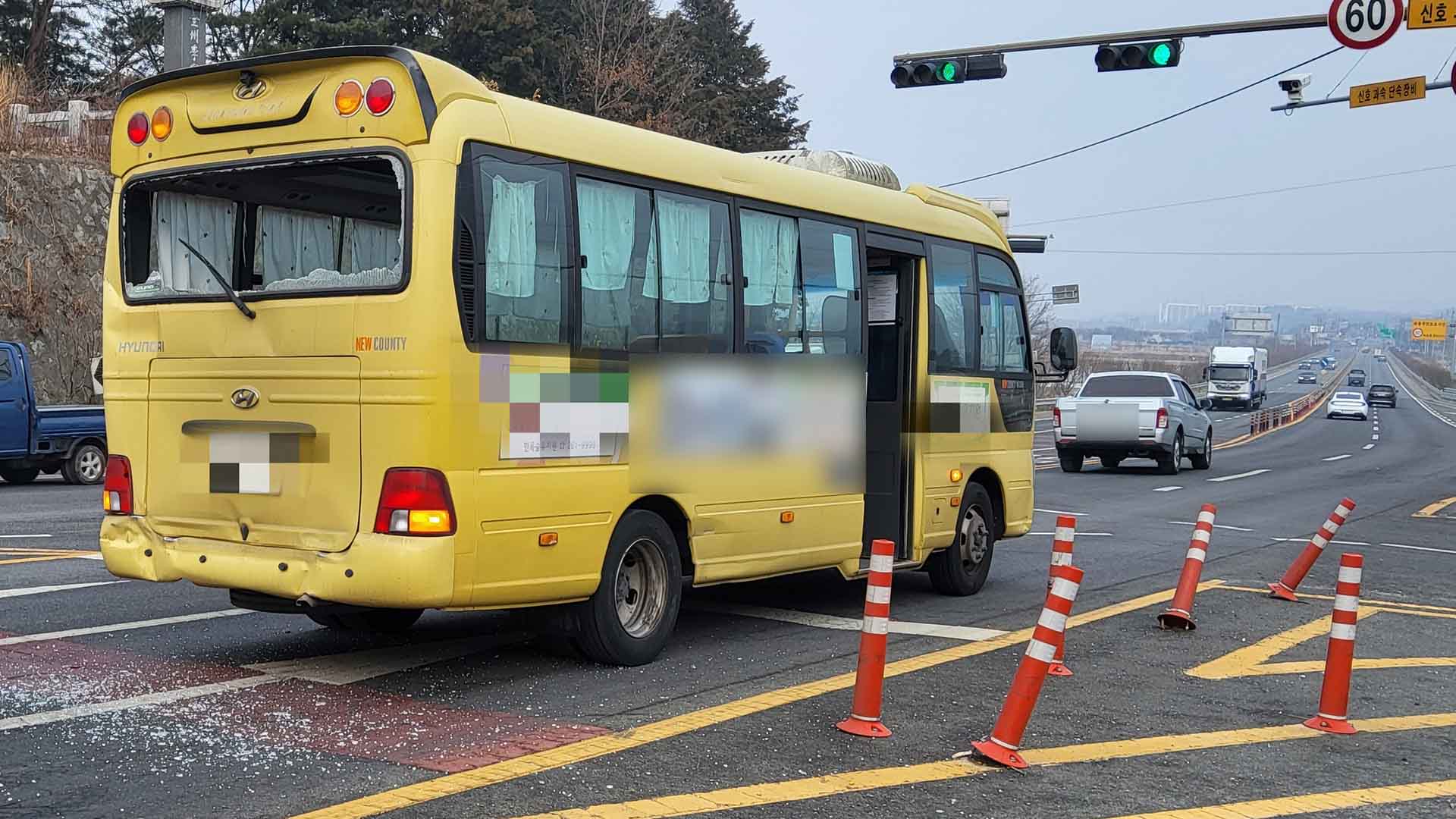 '40명 탑승' 어린이 통학버스 추돌 사고.. 13명 경상