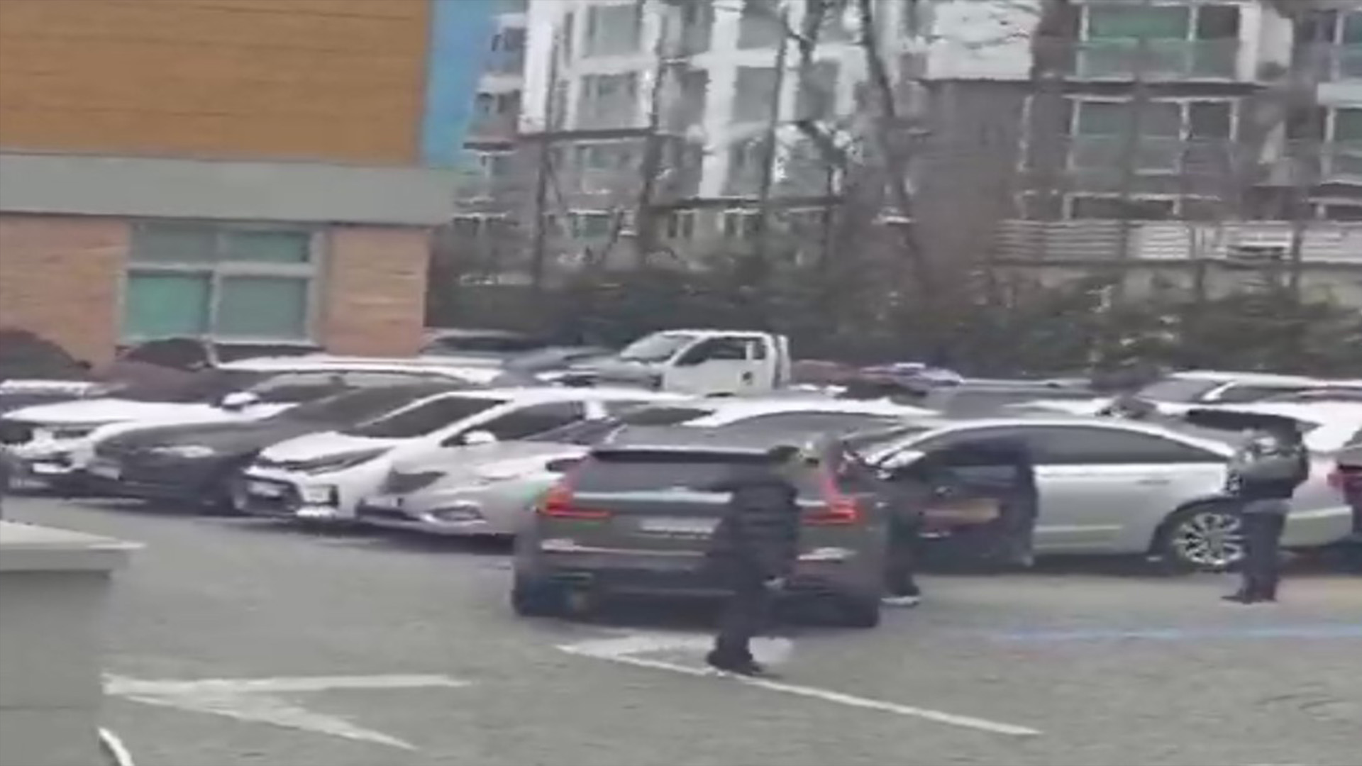 초등학교 주차장에서 차량 추돌.. 피하려던 어린이 1명 부상