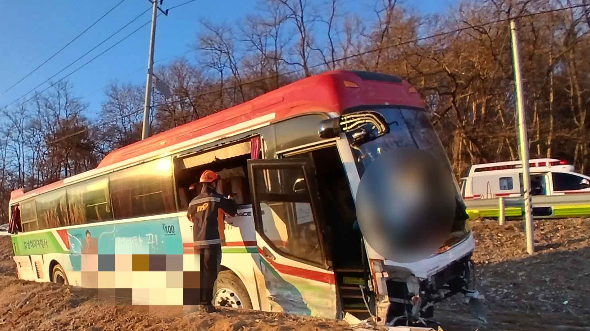 21명 탄 통근버스 논두렁 추락.. 운전자 사망, 20명 중경상