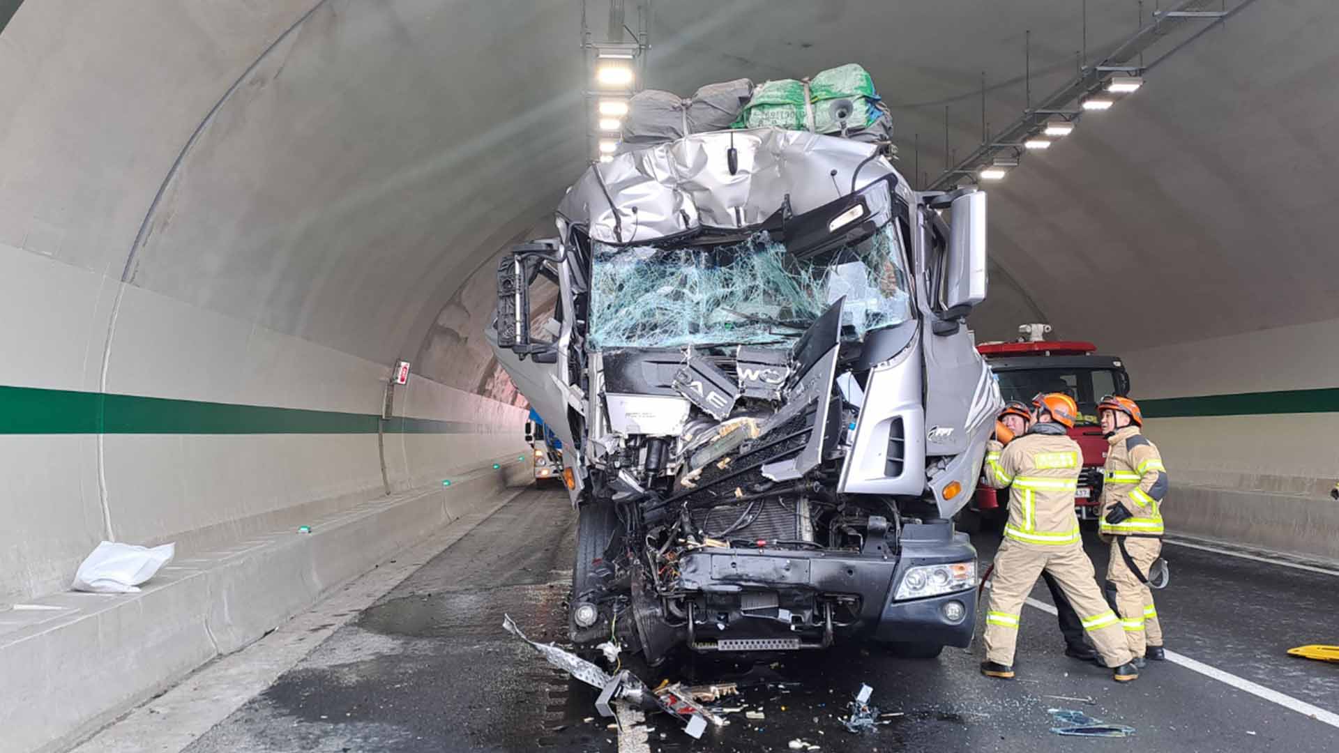 새만금고속도로 화물트럭-탱크로리 추돌.. 2명 경상