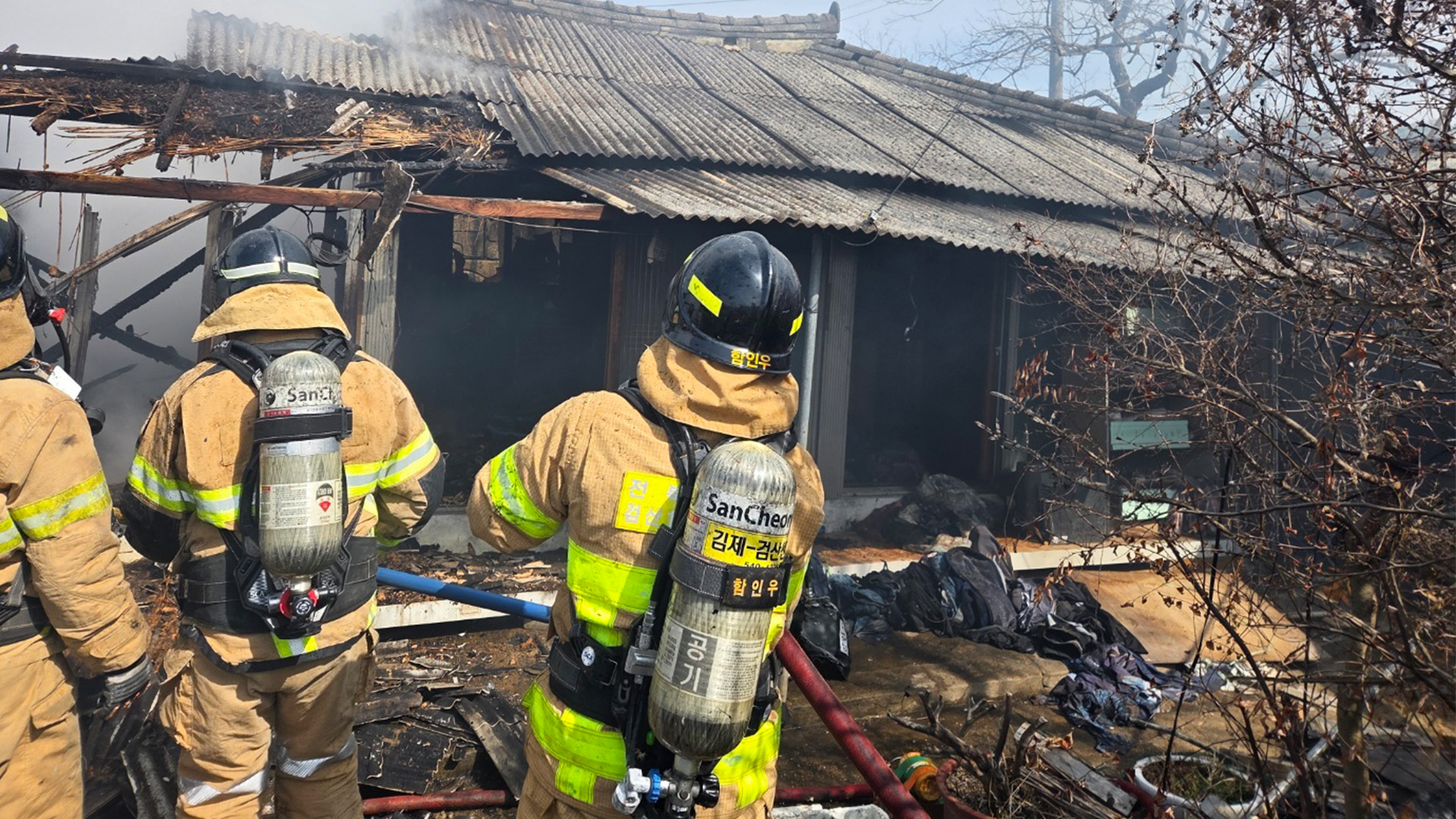 김제 단독주택 화재.. 80대 남성 안면·기도 화상