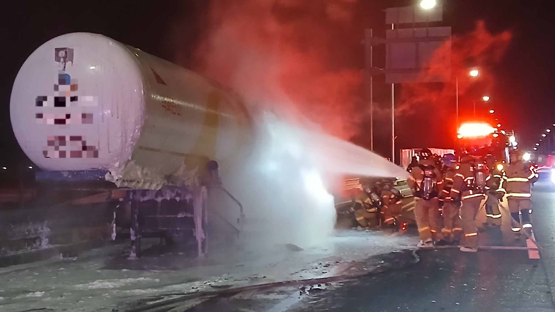 19.5톤 탱크 트레일러 화재.. 브레이크 과열 추정