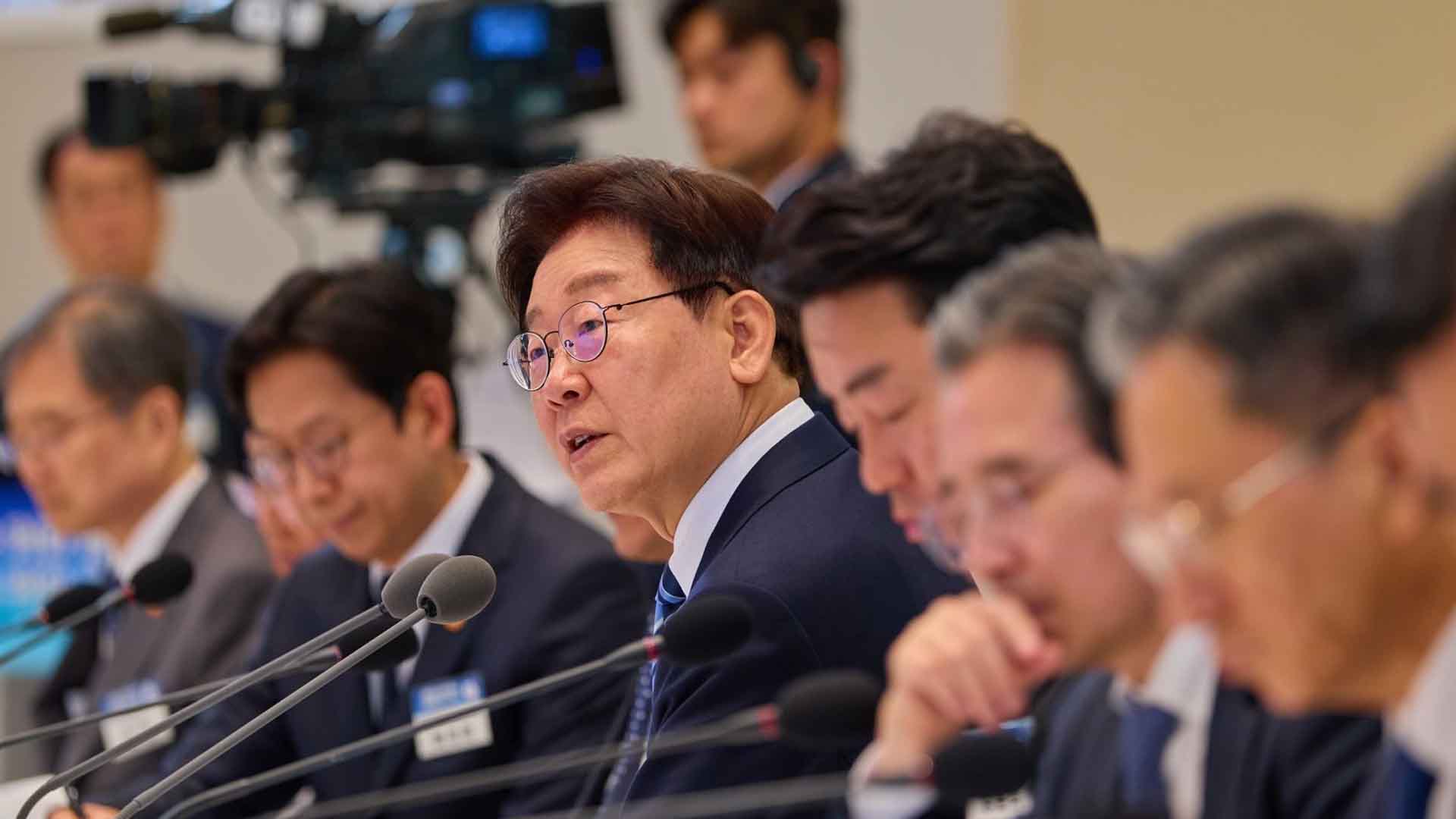 이 대통령, '잘한다' 67%·'잘못한다' 25%