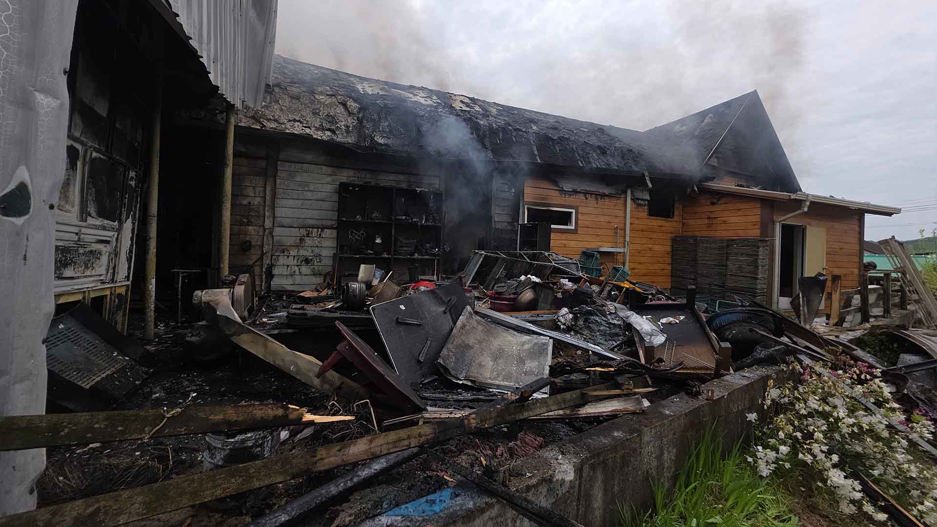 남원 창고 화재로 단독주택까지 전소.. 차단기 합선 추정