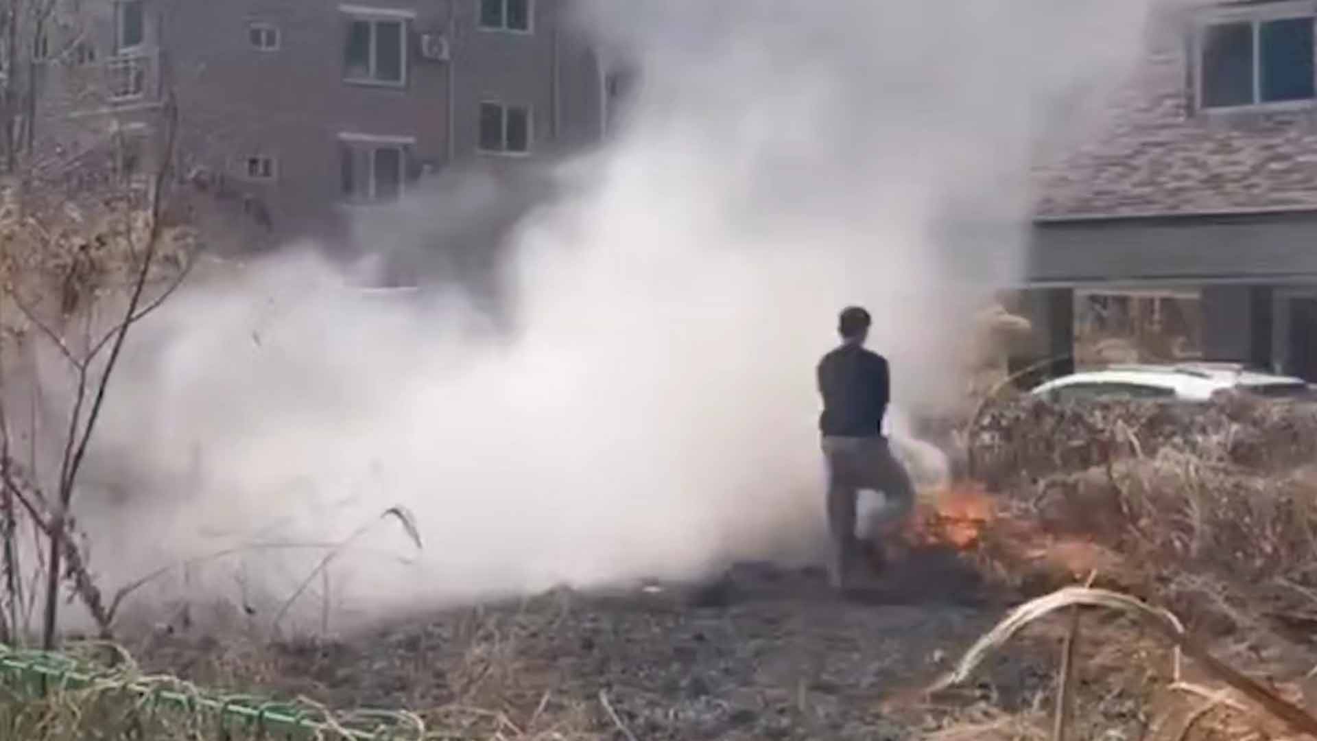 경찰관 신속 대응에 공터 화재 확산 막아