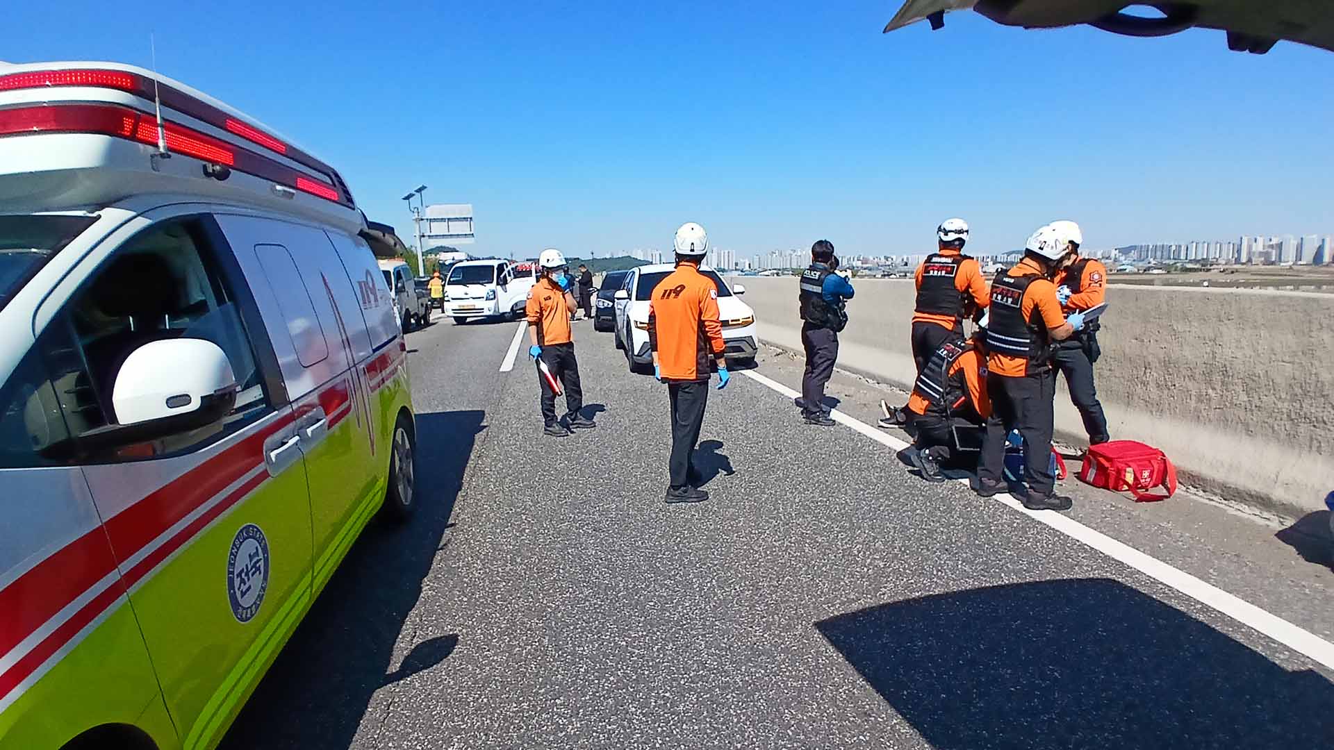 군산서 차량 3대 연쇄추돌.. 5명 부상