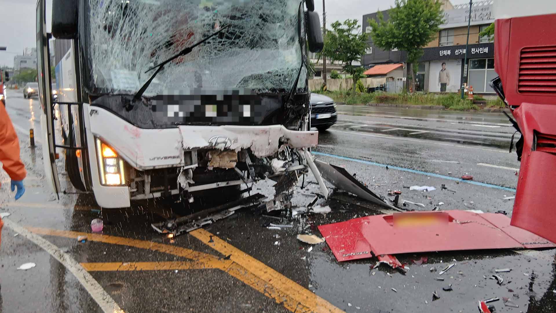출근길 통근버스-고속버스 추돌.. 30여 명 경상