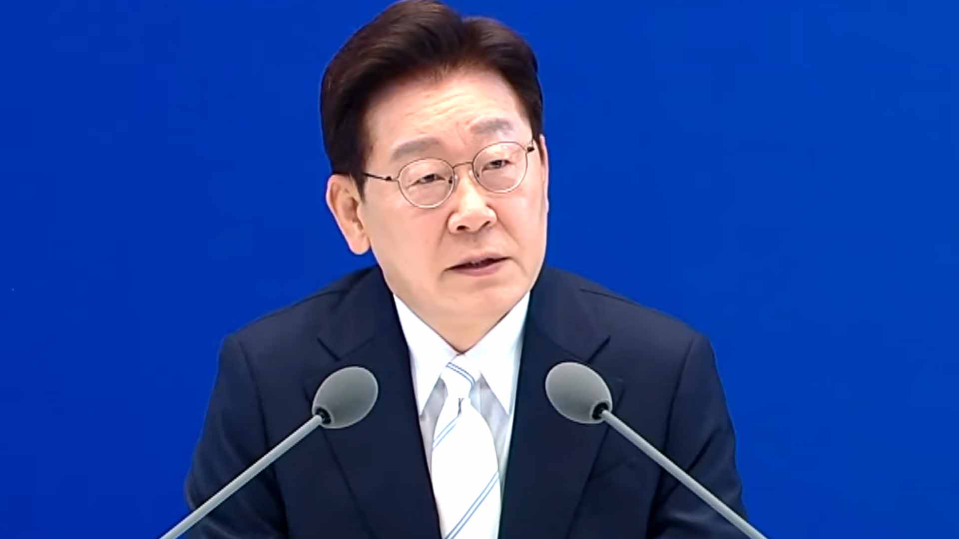 이 대통령 지지율 55.2%.. 민주 41.8%·국힘 41.1%