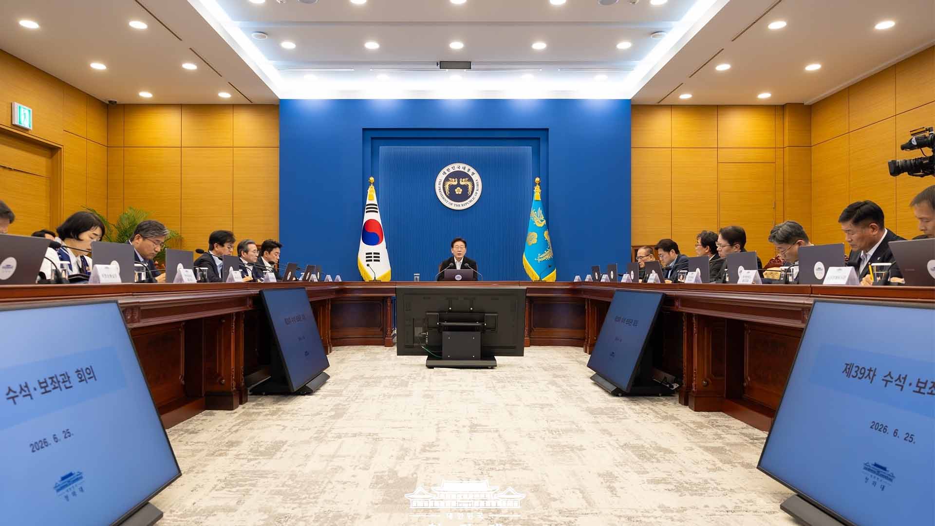 이 대통령 지지율 51%.. 민주 41%·국힘 27%