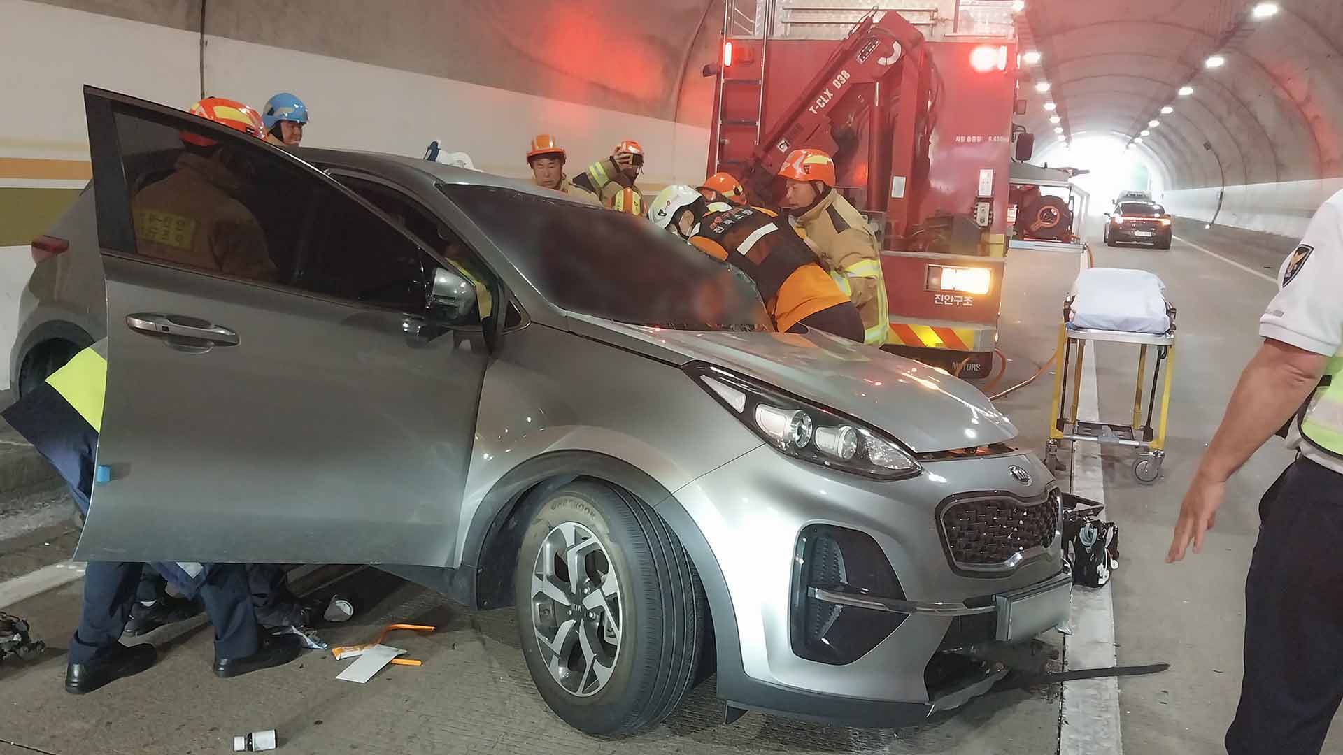 고속도로 터널 교통 사고로 50대 운전자 숨져