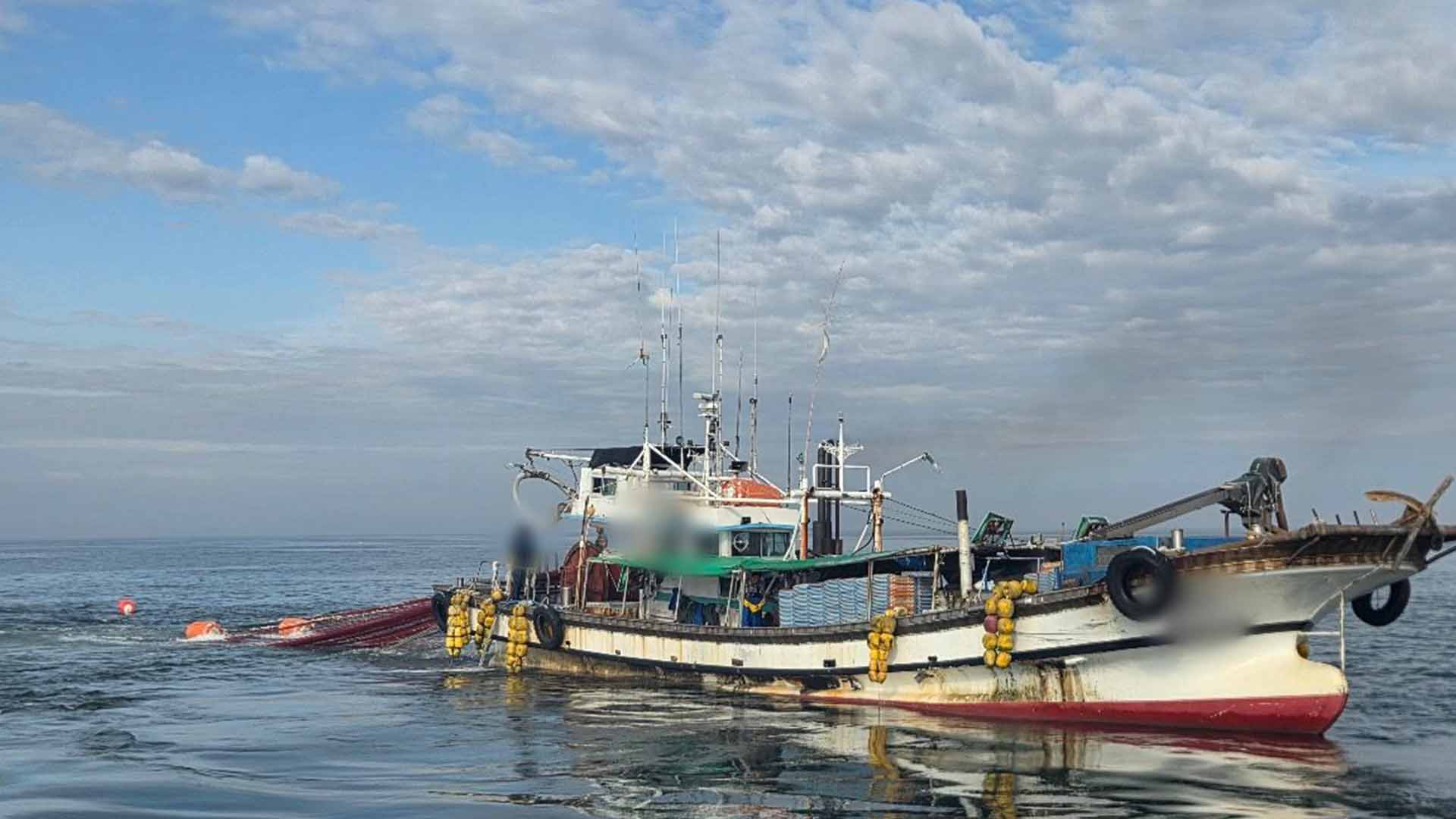 군산해경, 무허가 조업 어선 2척 적발