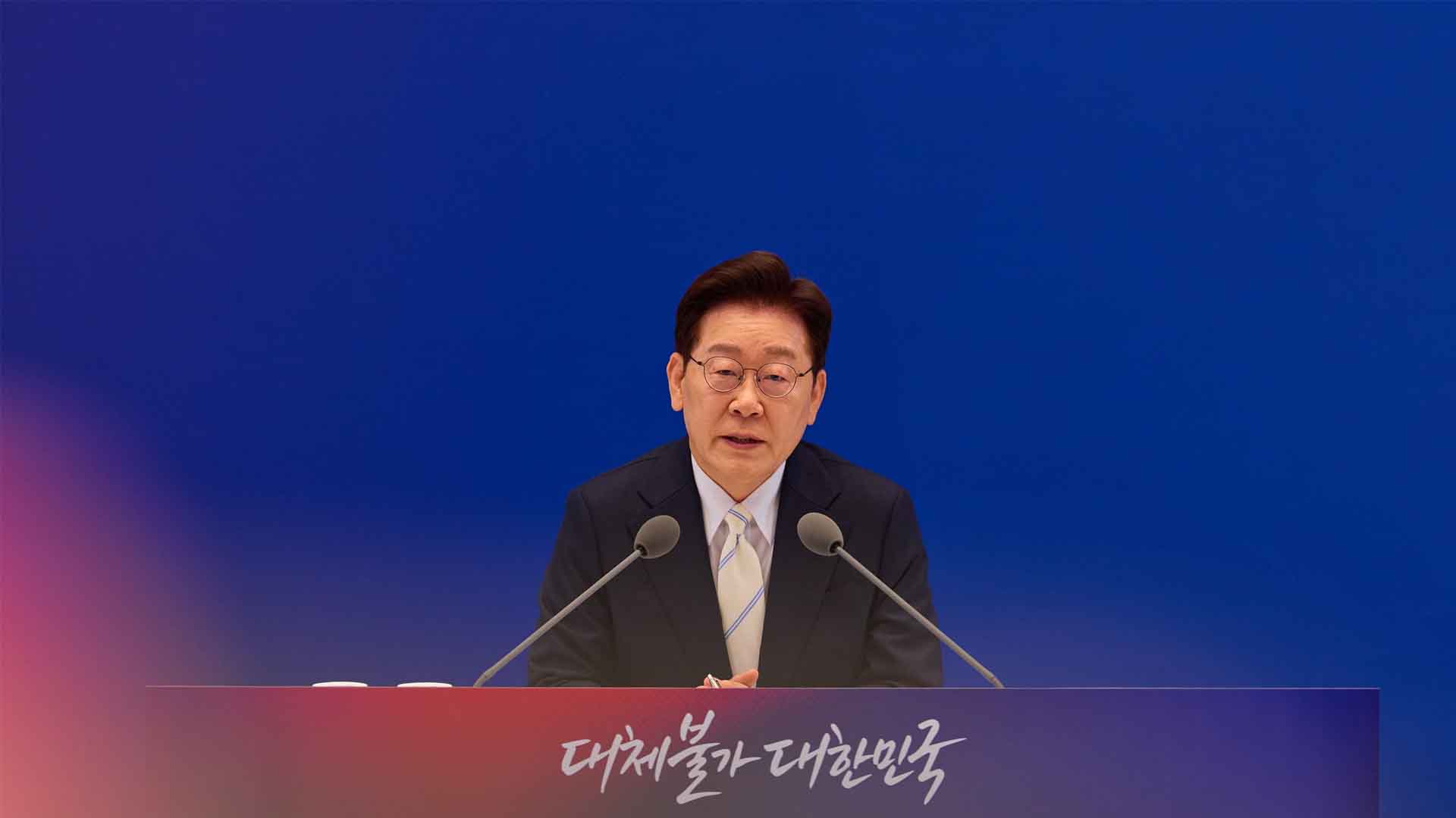이 대통령, '잘한다' 57%.. 직전 조사 대비 9%p↓ [NBS]
