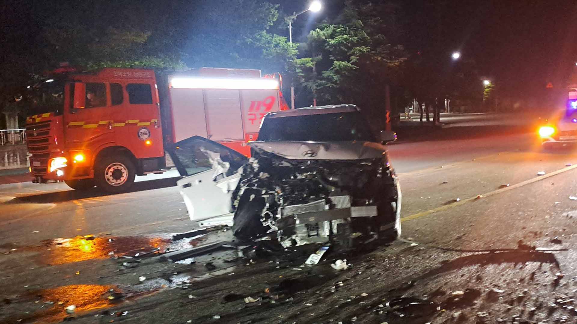 중앙선 넘은 승용차와 SUV 충돌.. 3명 사상
