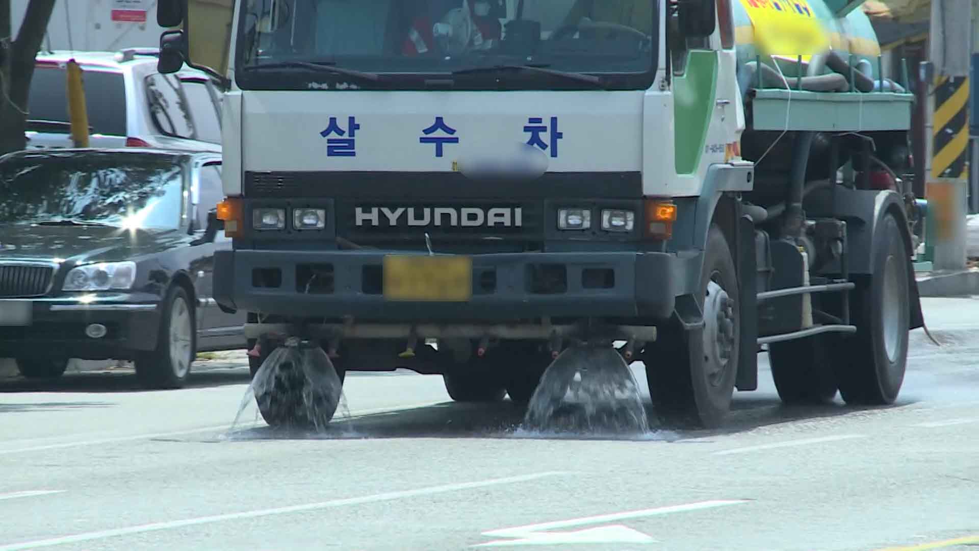 군산시, 폭염 대비해 주요 도로에 살수차 운영