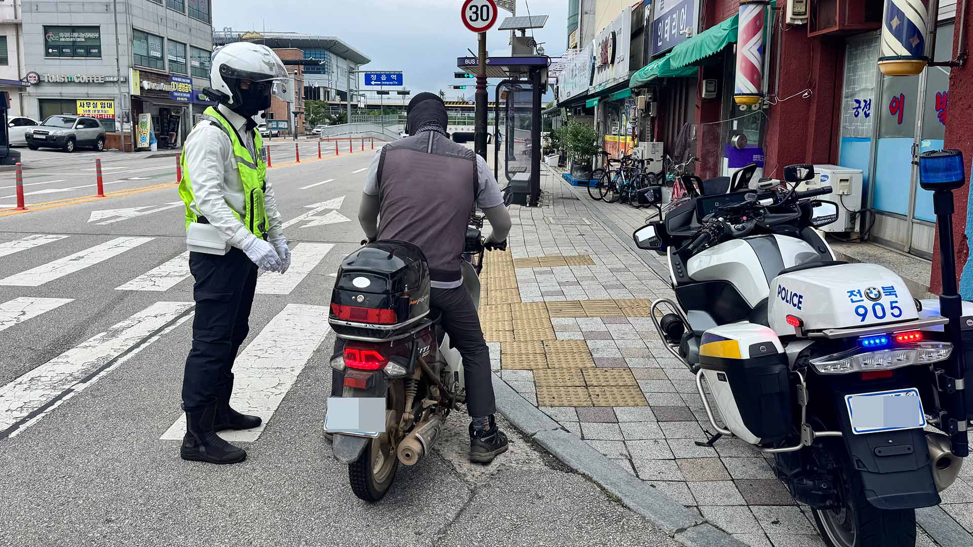 안전모 특별 단속에 382명 적발.. 사고 40% 줄어