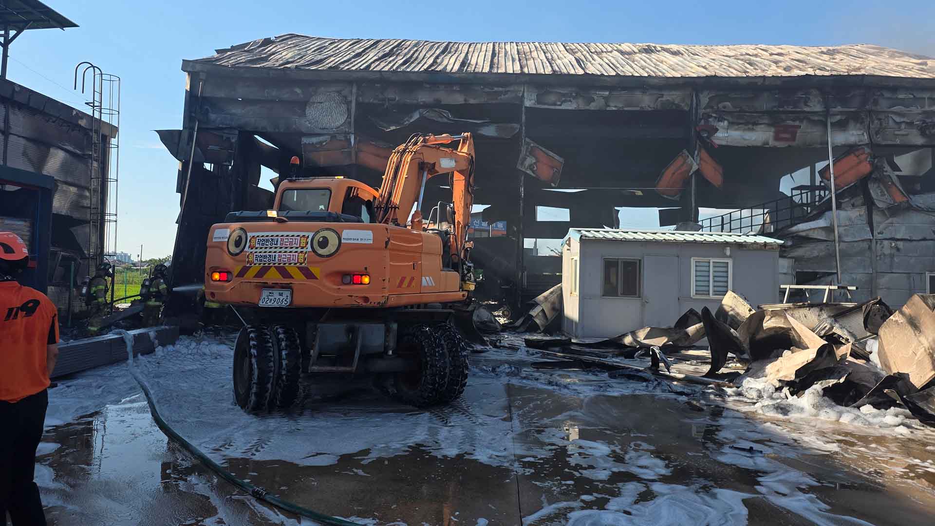 완주 안전 용품 생산 공장 전소.. 