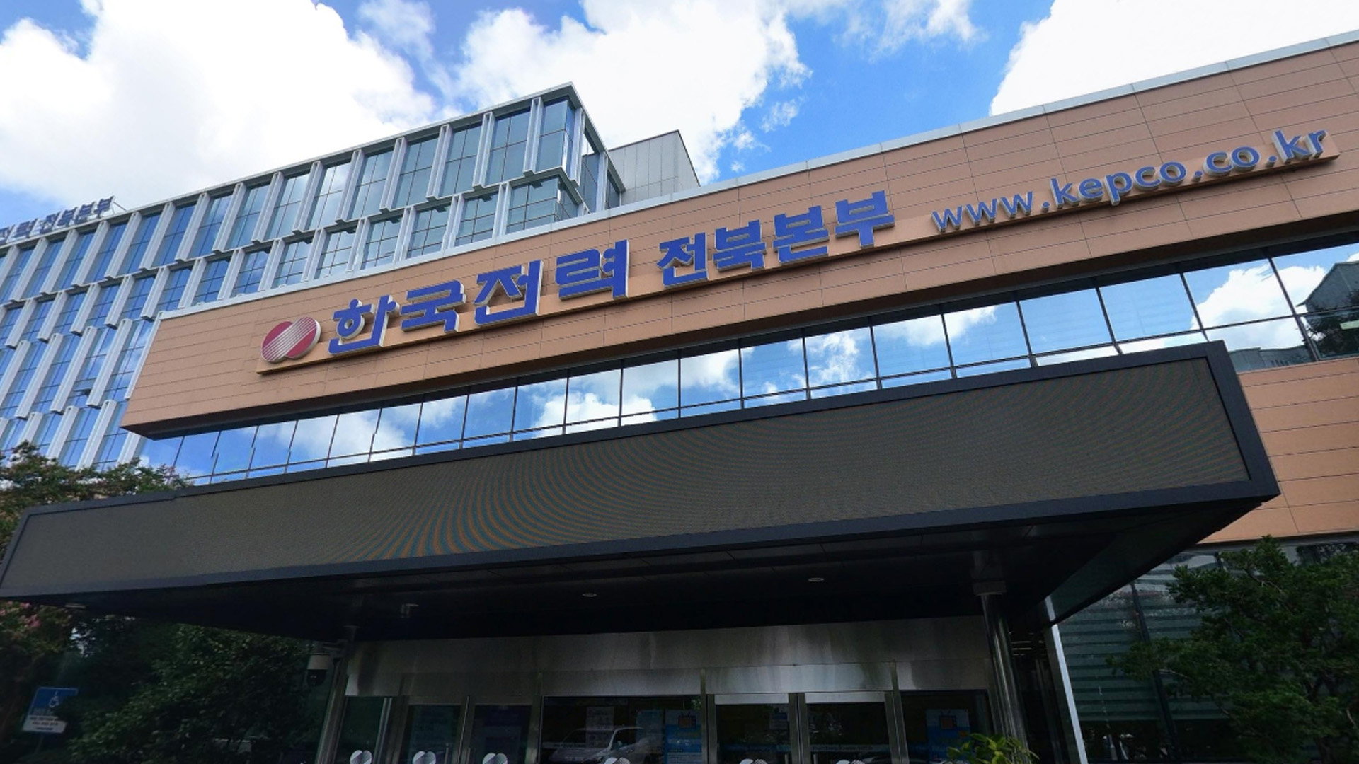폭염에 전력사용량 급등.. 주간 최대 부하 경신
