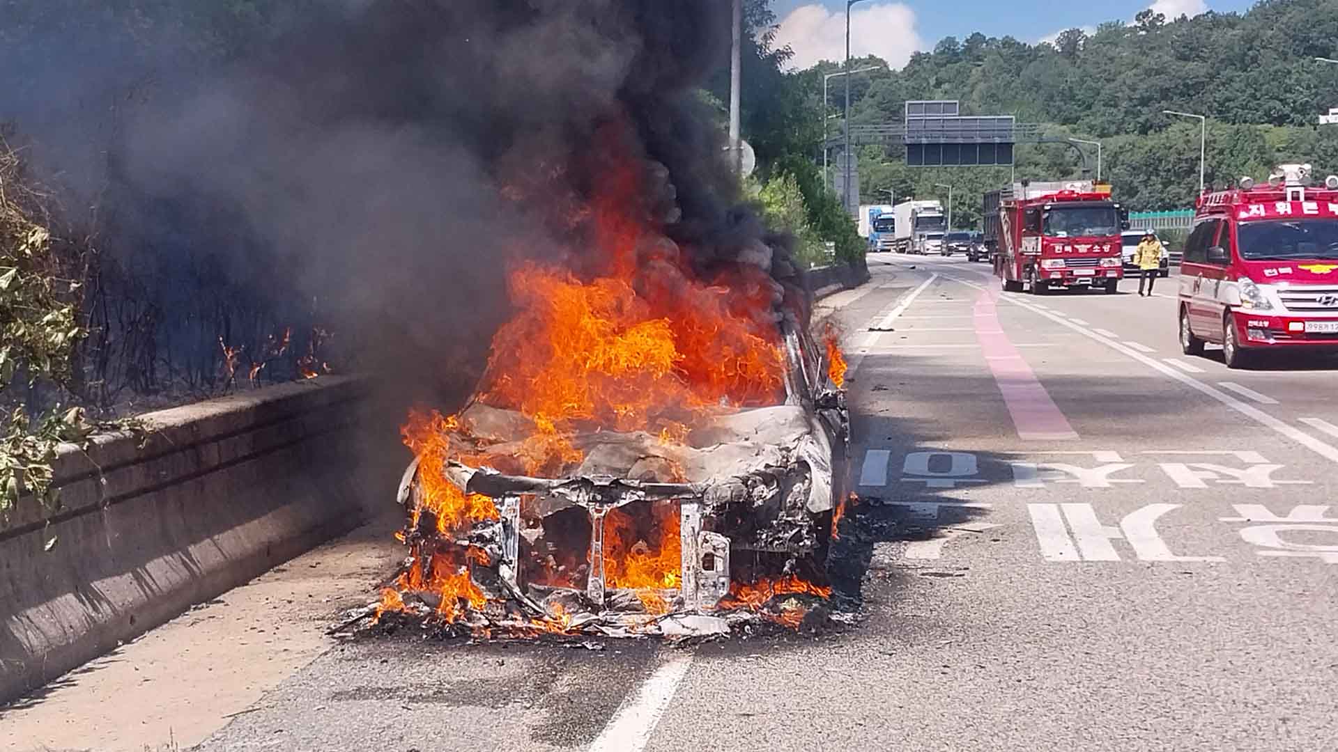 익산-장수고속도로에서 차량 전소.. 