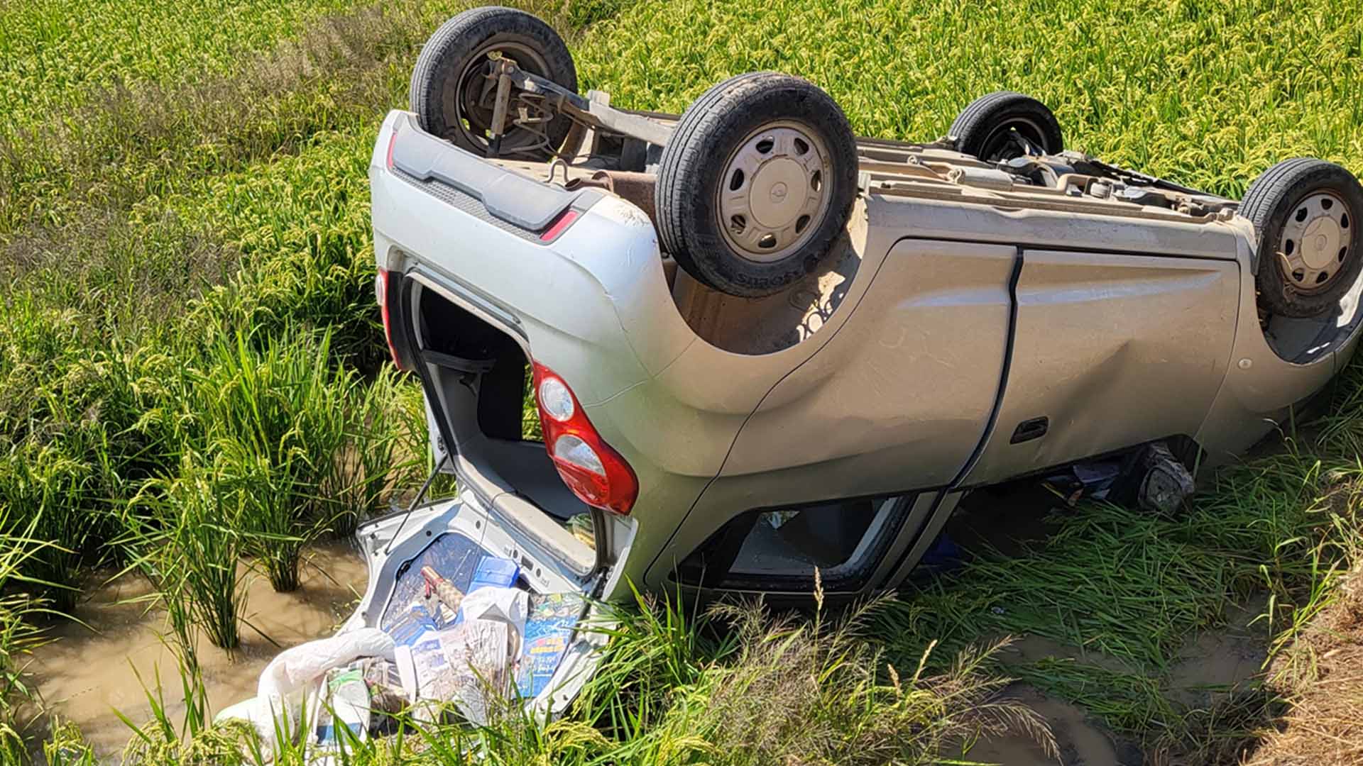 농로에서 경차 추락·전복.. 90대 운전자 경상