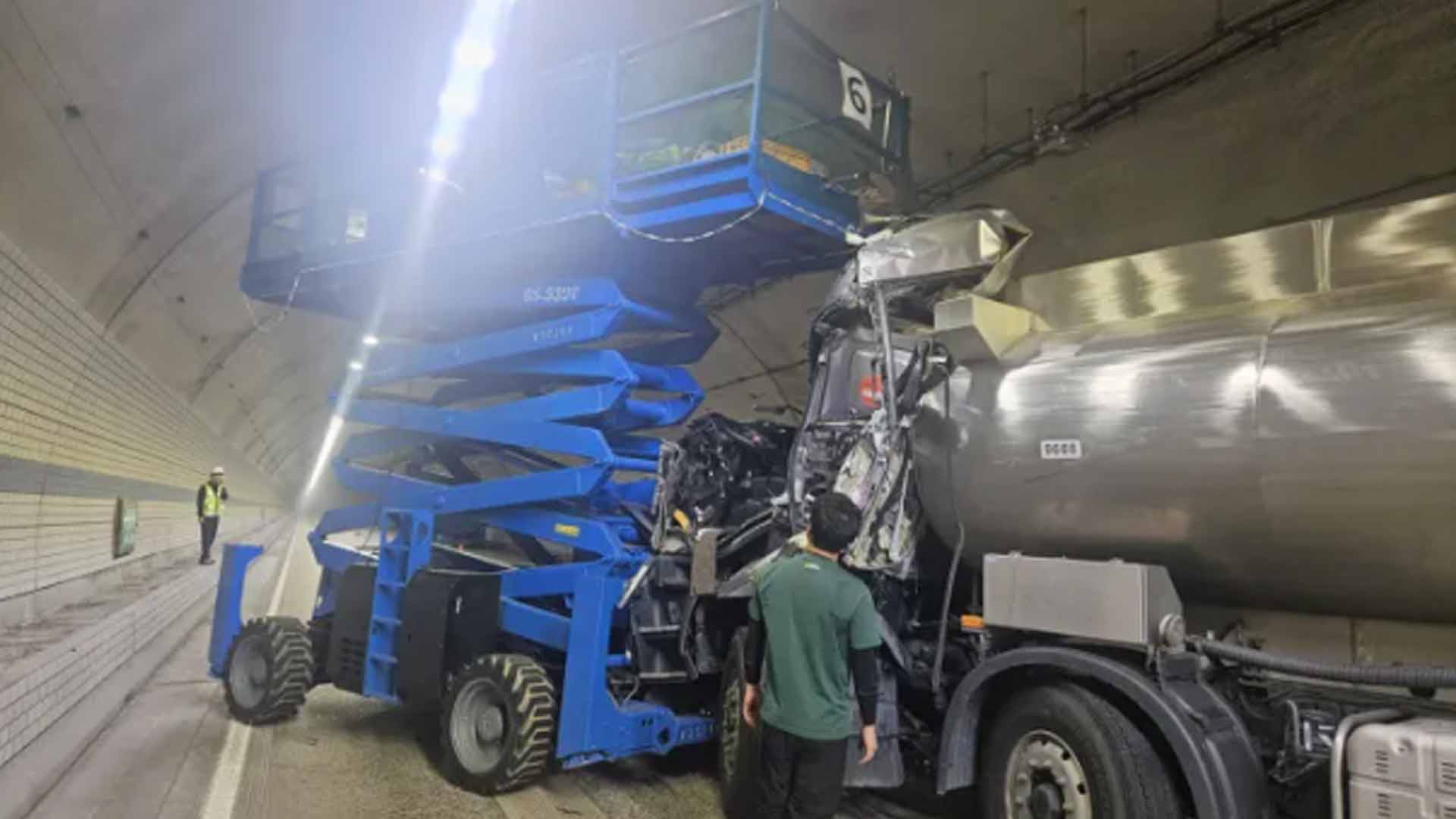 순천완주고속도로 탱크로리가 작업차 추돌.. 9명 중경상