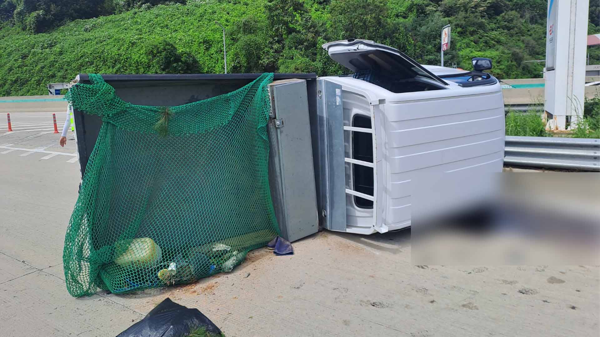 임실 오수휴게소 입구서 트럭 전도.. 3명 중경상