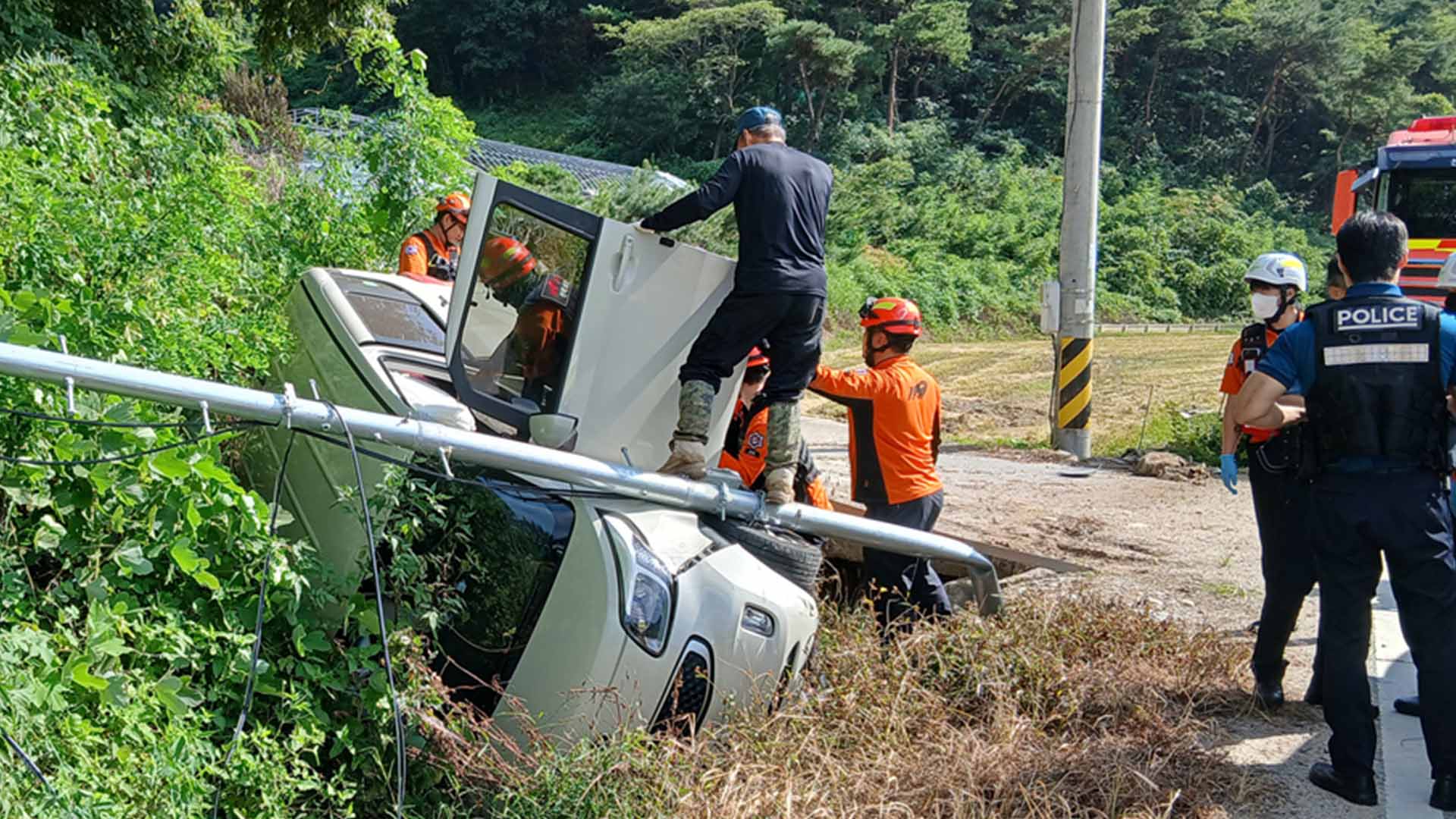 남원서 보안등에 부딪힌 경차 전도.. 1명 경상