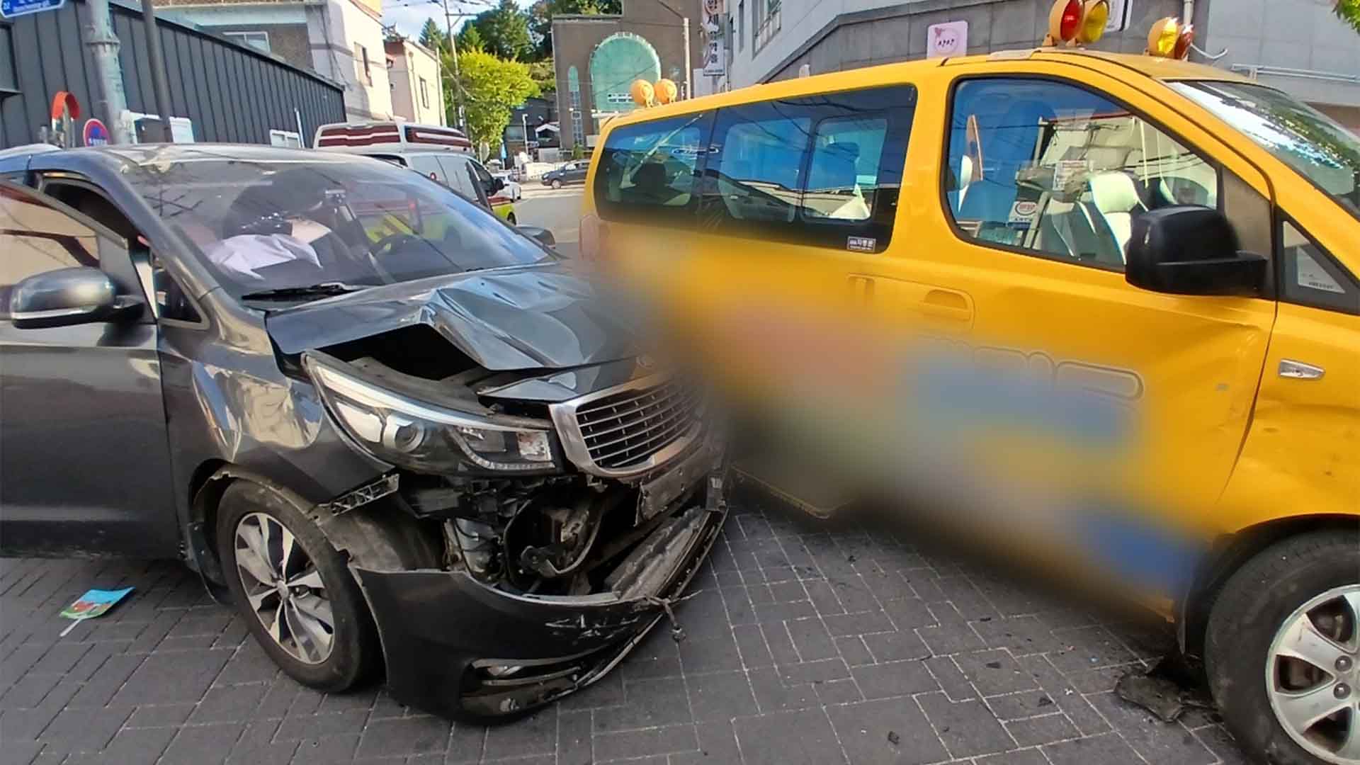 장수 교차로에서 차량끼리 부딪혀.. 어린이 3명 등 5명 경상