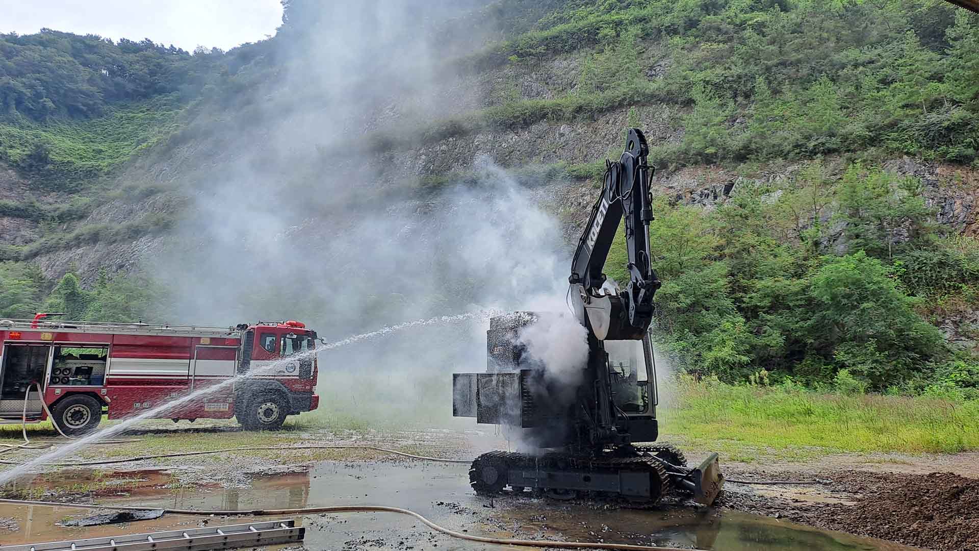 군산 연구시설에서 화재.. 굴삭기 1대 전소