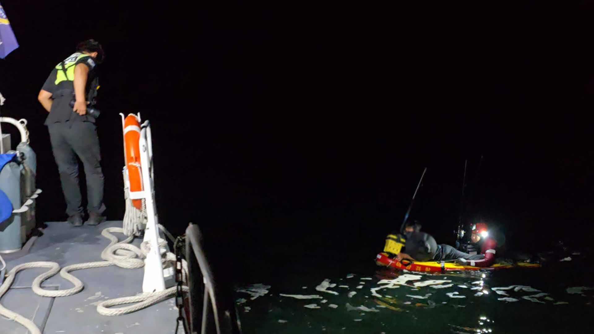 선유도 해변 갯바위 고립 20대 낚시객 2명 구조